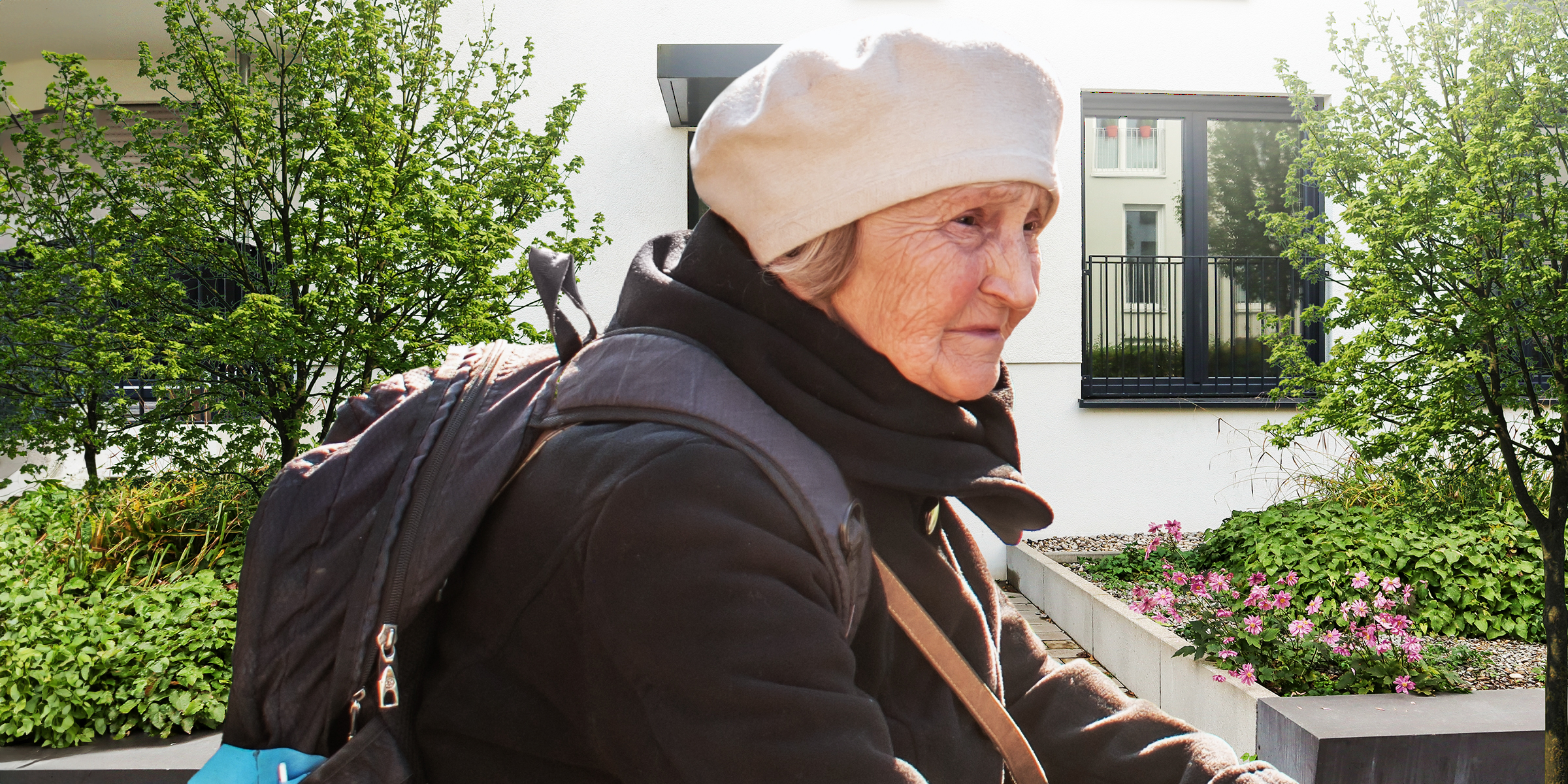 Eine verzweifelt aussehende ältere Frau, die mit einem Rucksack geht | Quelle: Shutterstock