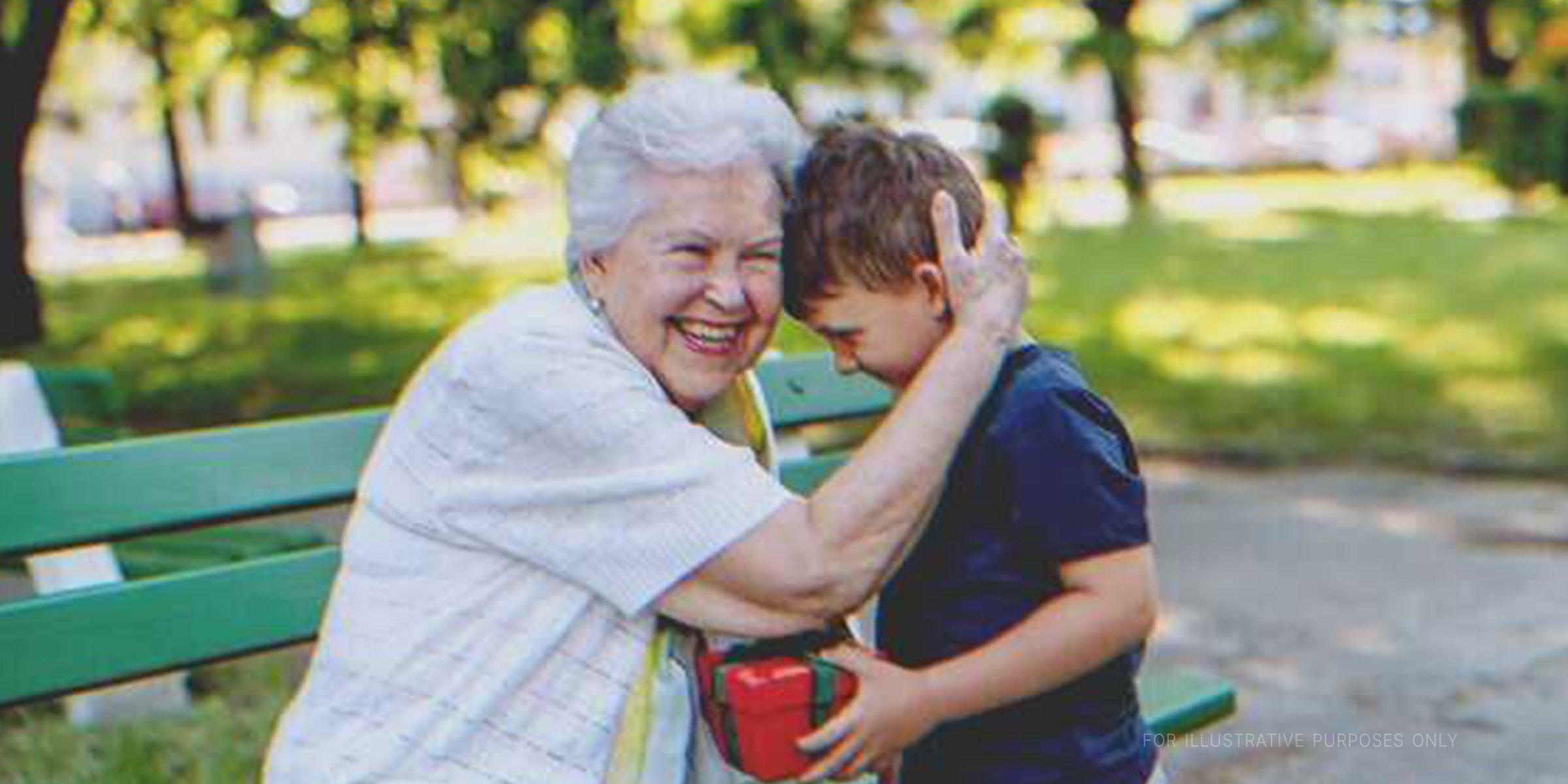 Eine Großmutter und ihr Enkelkind | Quelle: Shutterstock
