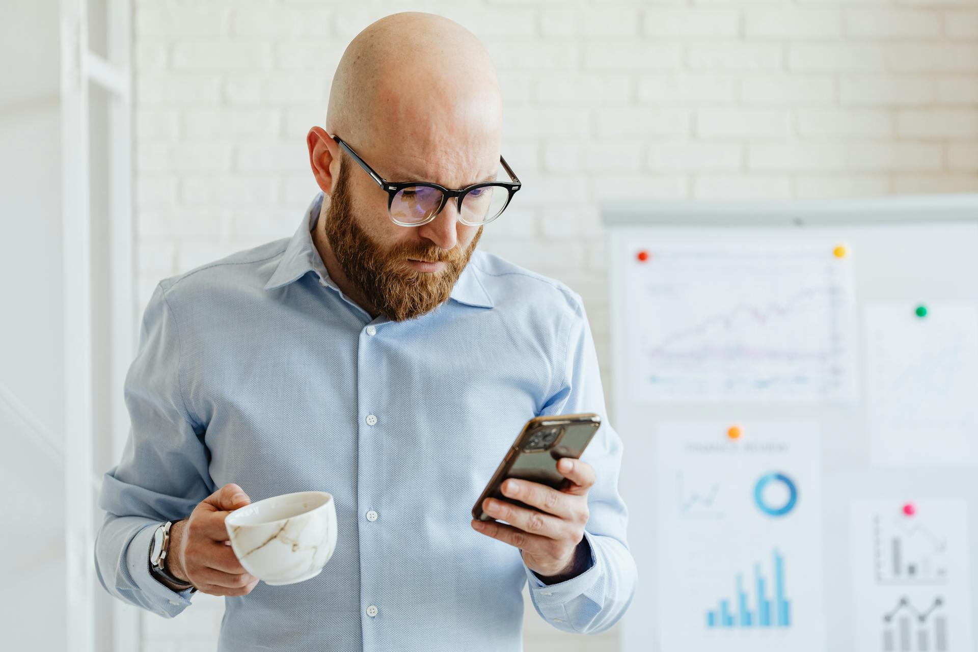 Ein erschütterter Mann schaut auf sein Telefon | Quelle: Pexels