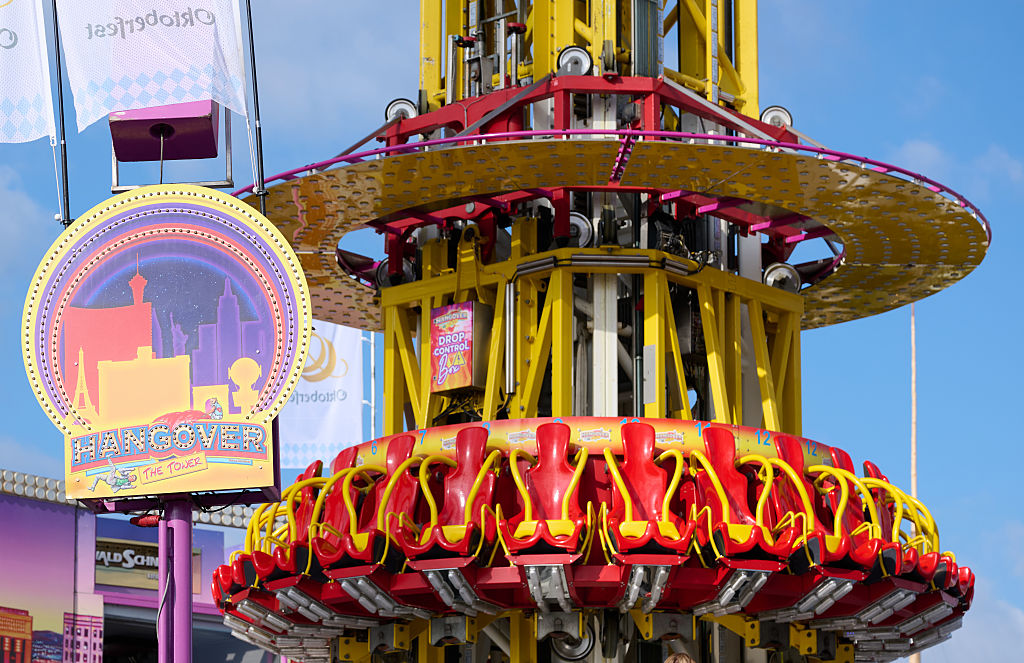 22 September 2026, Bayern, München: Der Freifallturm „Hangover" auf dem Oktoberfest. Nach dem tödlichen Unfall mit einem Fahrgeschäft-Mitarbeiter auf dem Münchner Oktoberfest dauern die Ermittlungen zur Unfallursache an. | Quelle: Getty Images