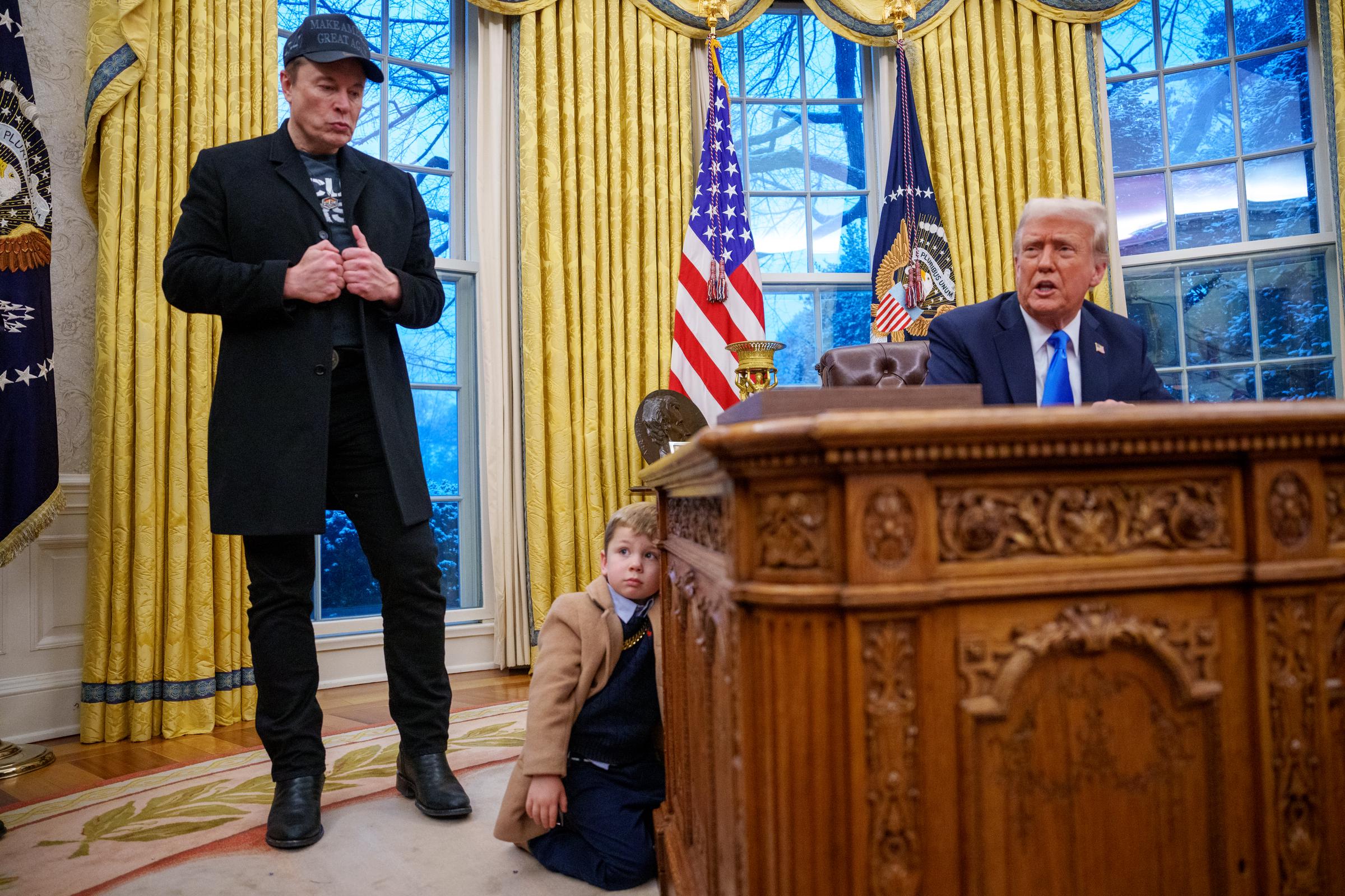 Präsident Donald Trump, begleitet von Elon Musk und X Æ A-Xii, spricht während der Unterzeichnung einer Durchführungsverordnung im Oval Office, am 11. Februar 2025 | Quelle: Getty Images