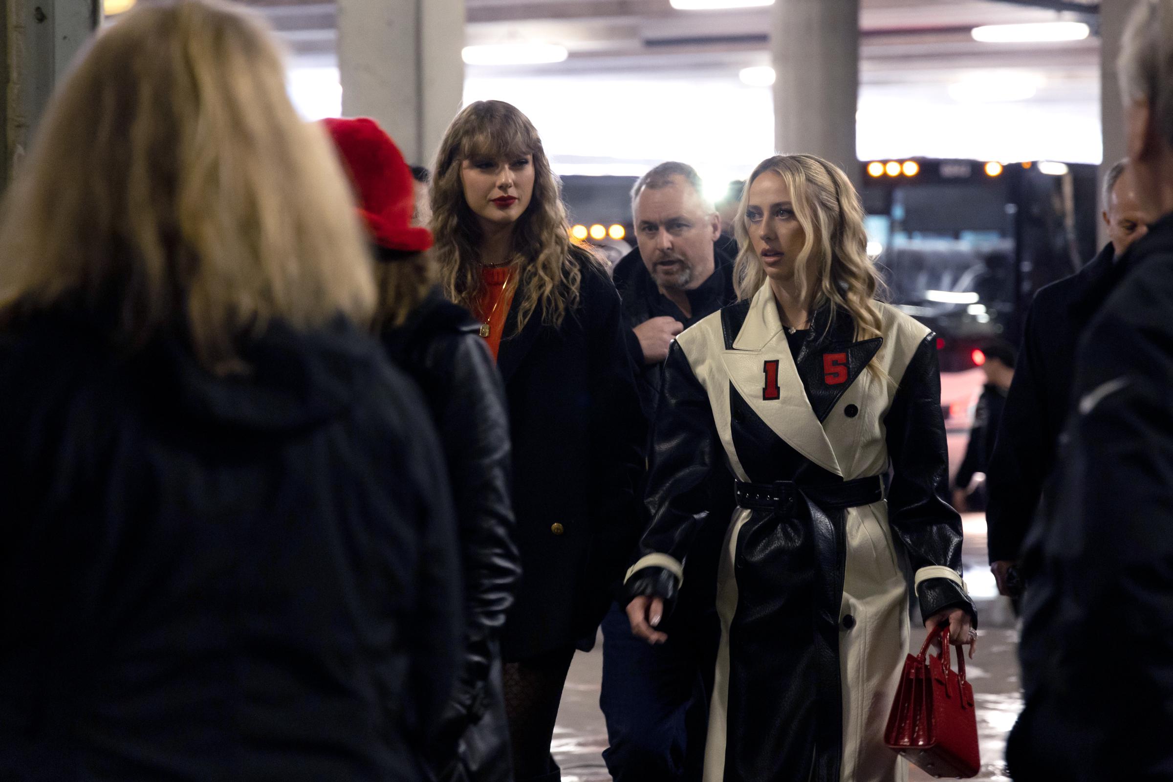 Taylor Swift und Brittany Mahomes im M&T Bank Stadium am 28. Januar 2024 in Baltimore, Maryland | Quelle: Getty Images