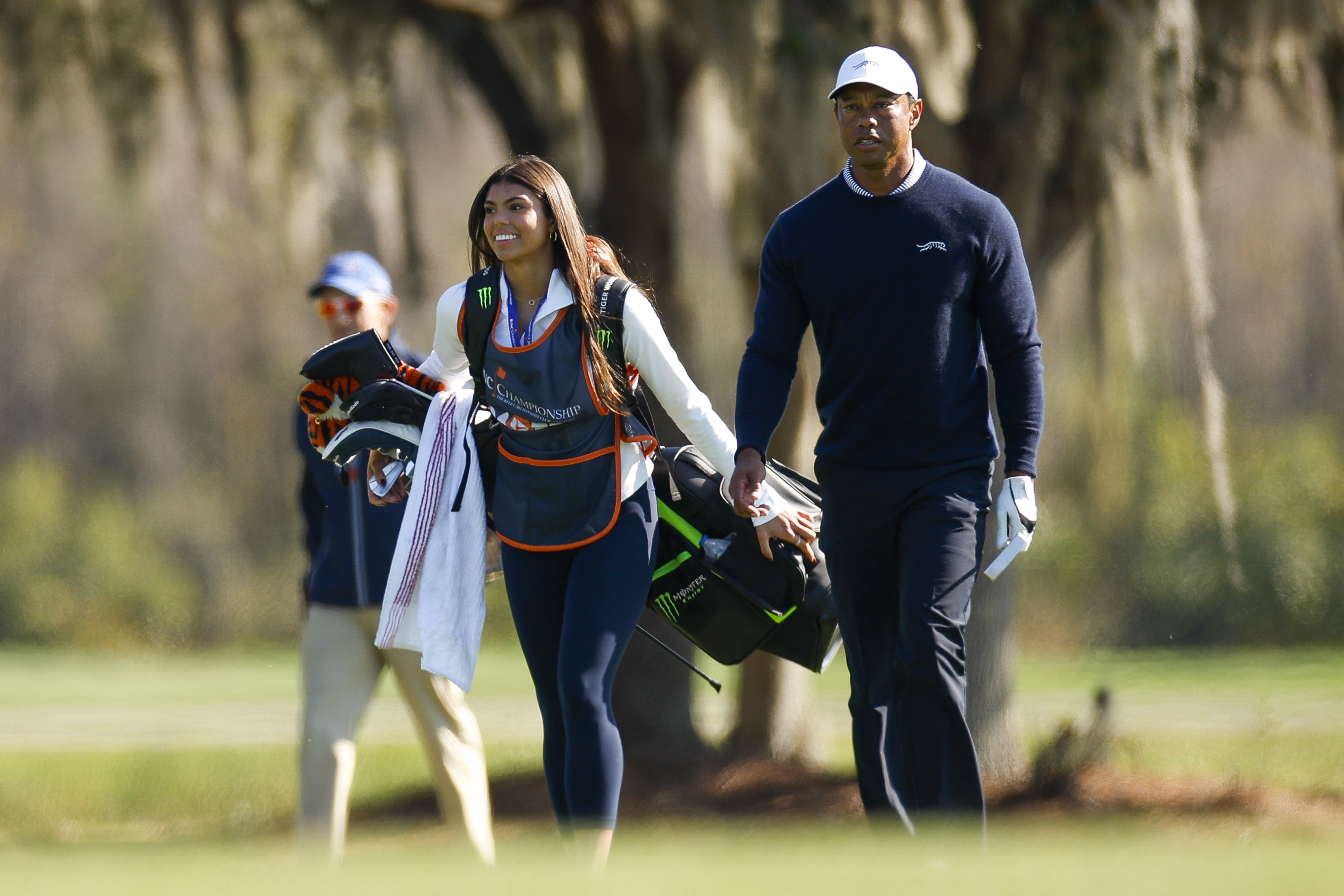 Sam und Tiger Woods gehen am 11. Loch während der ersten Runde der PNC Championship im Ritz-Carlton Golf Club in Orlando, Florida, am 21. Dezember 2024 | Quelle: Getty Images