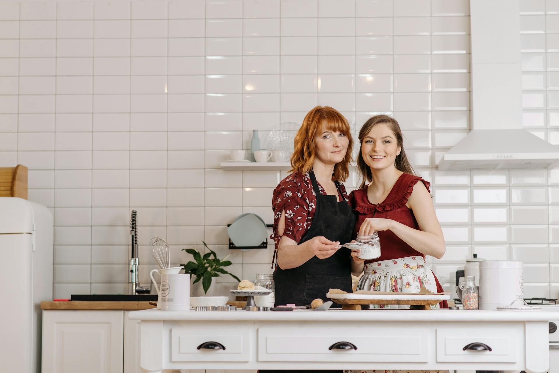 Eine Mutter mit ihrer Tochter in der Küche | Quelle: Pexels