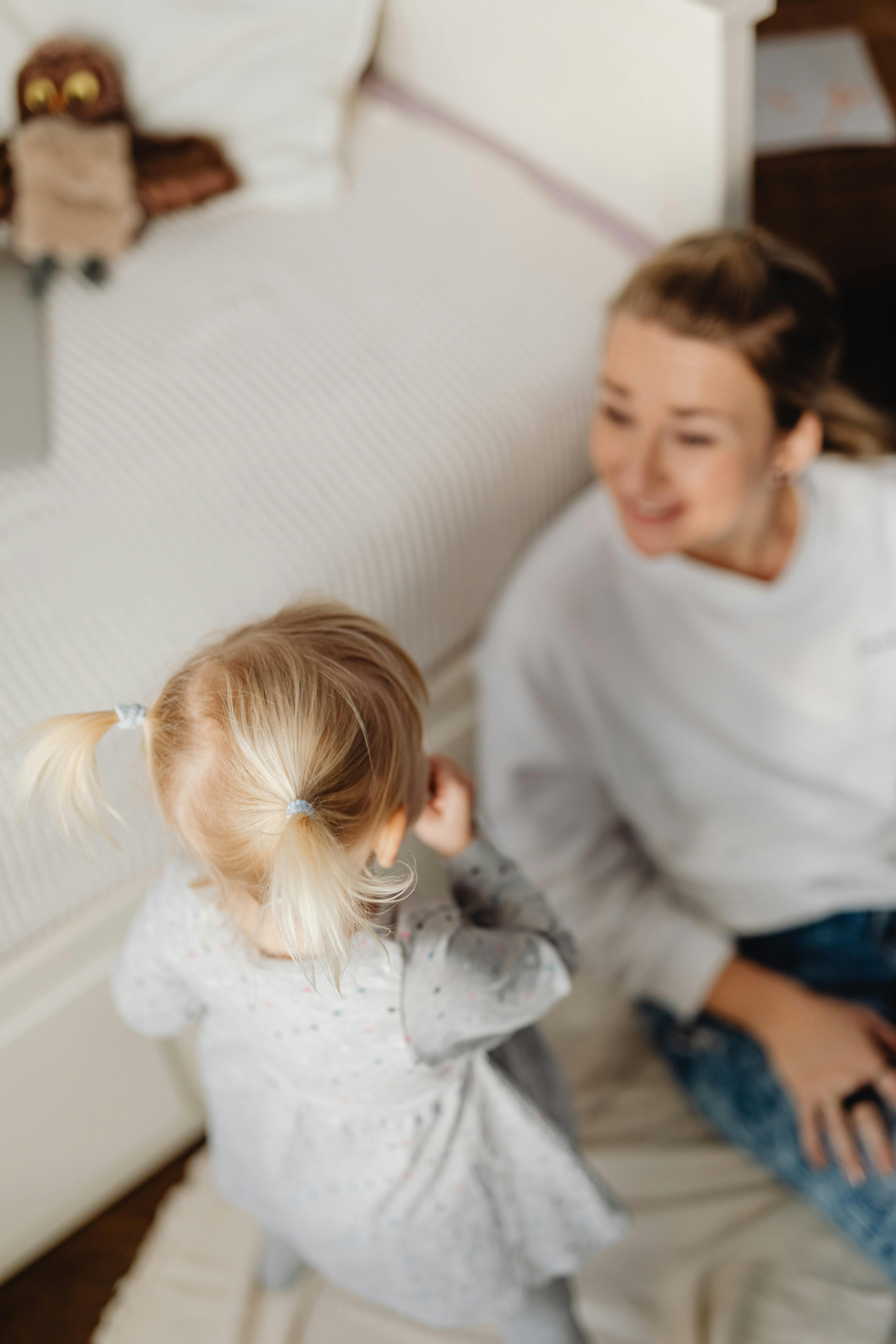 Eine Frau im Gespräch mit einem Kleinkind | Quelle: Pexels