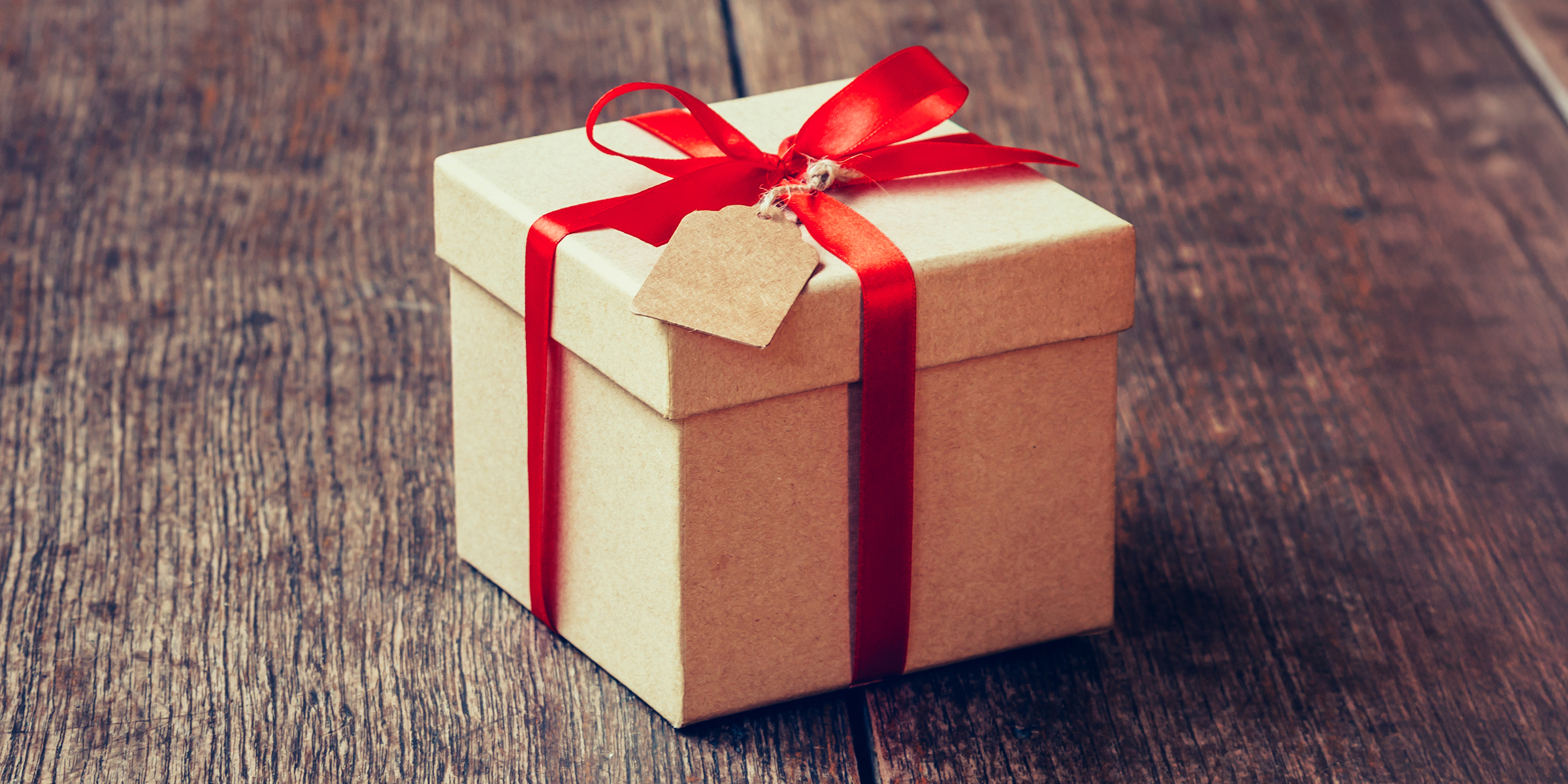 Ein verpacktes Geschenk | Quelle: Shutterstock