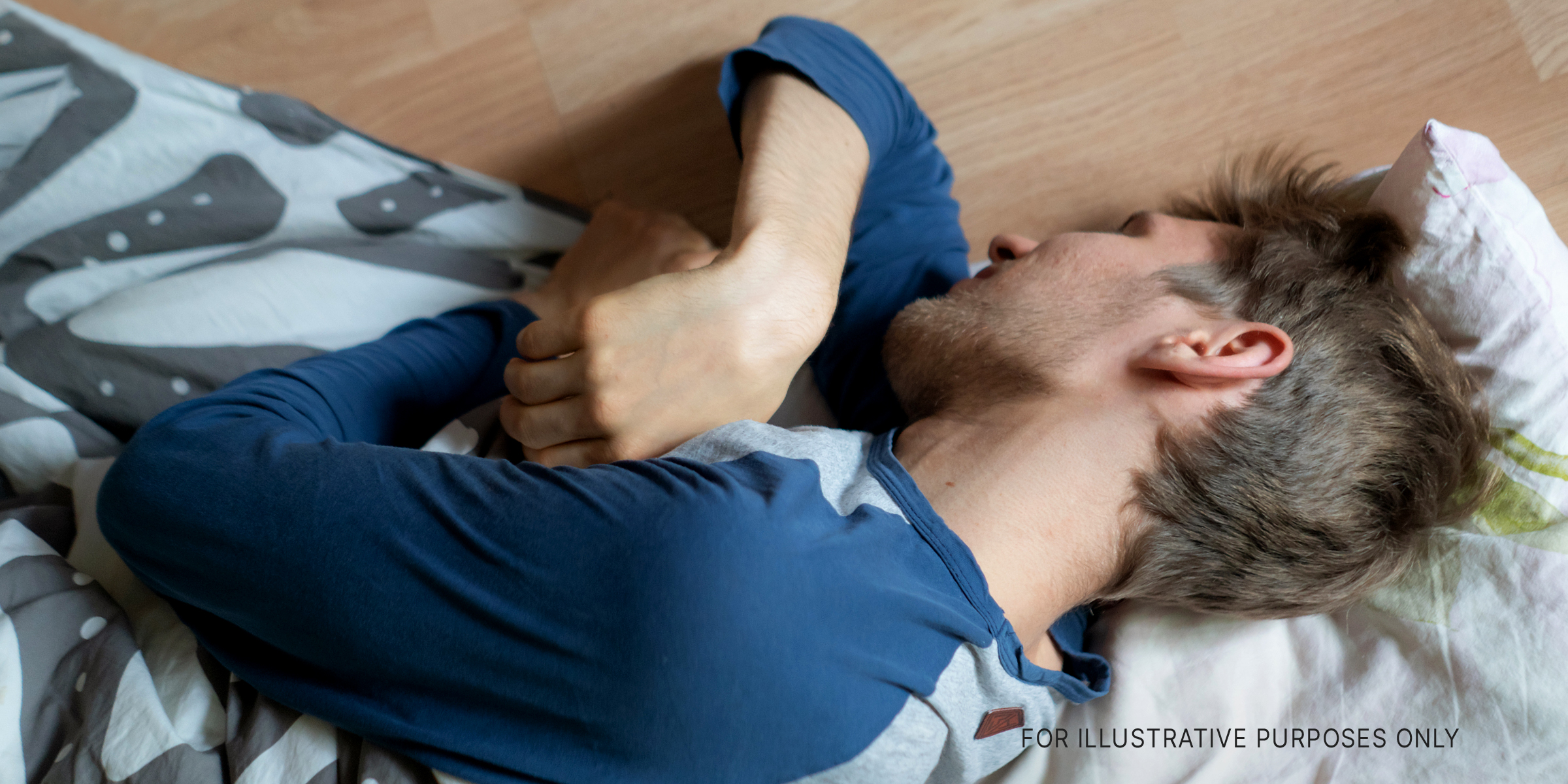Ein Mann, der auf dem Boden schläft | Quelle: Shutterstock