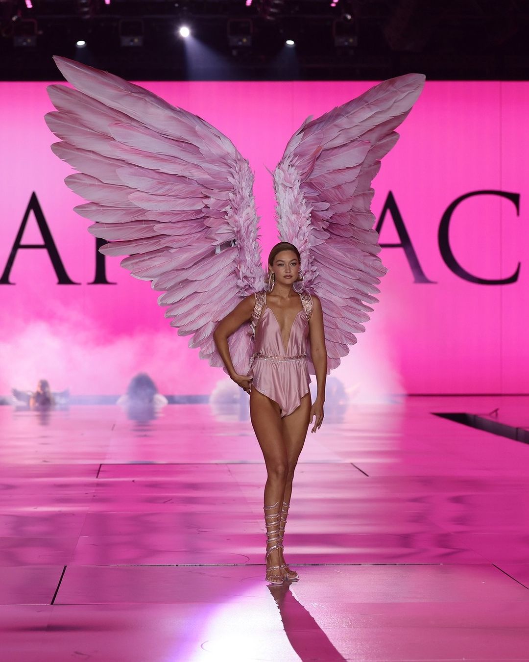 Gigi Hadid läuft über den Laufsteg für die Victoria's Secret Fashion Show 2024, aus einem Post vom 15. Oktober 2024 | Quelle: Instagram/extratv/