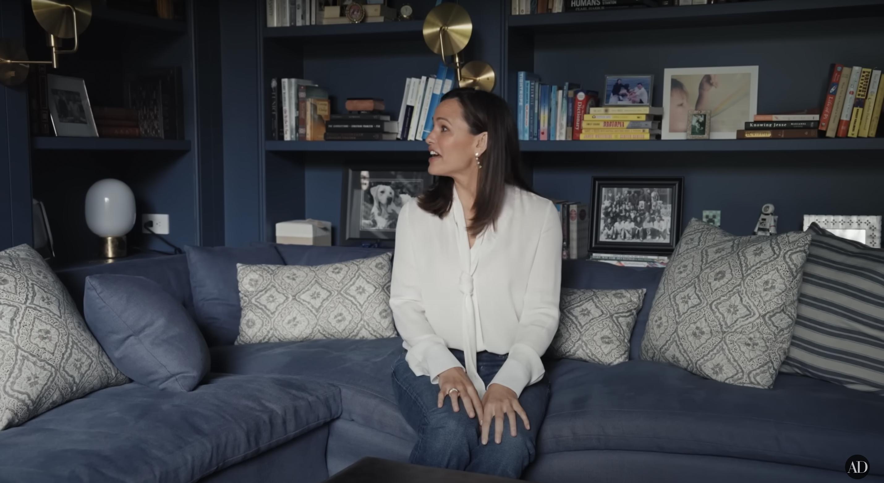 Jennifer Garner zeigt ihre Bibliothek, datiert auf den 3. September 2024 | Quelle: YouTube/@Archdigest