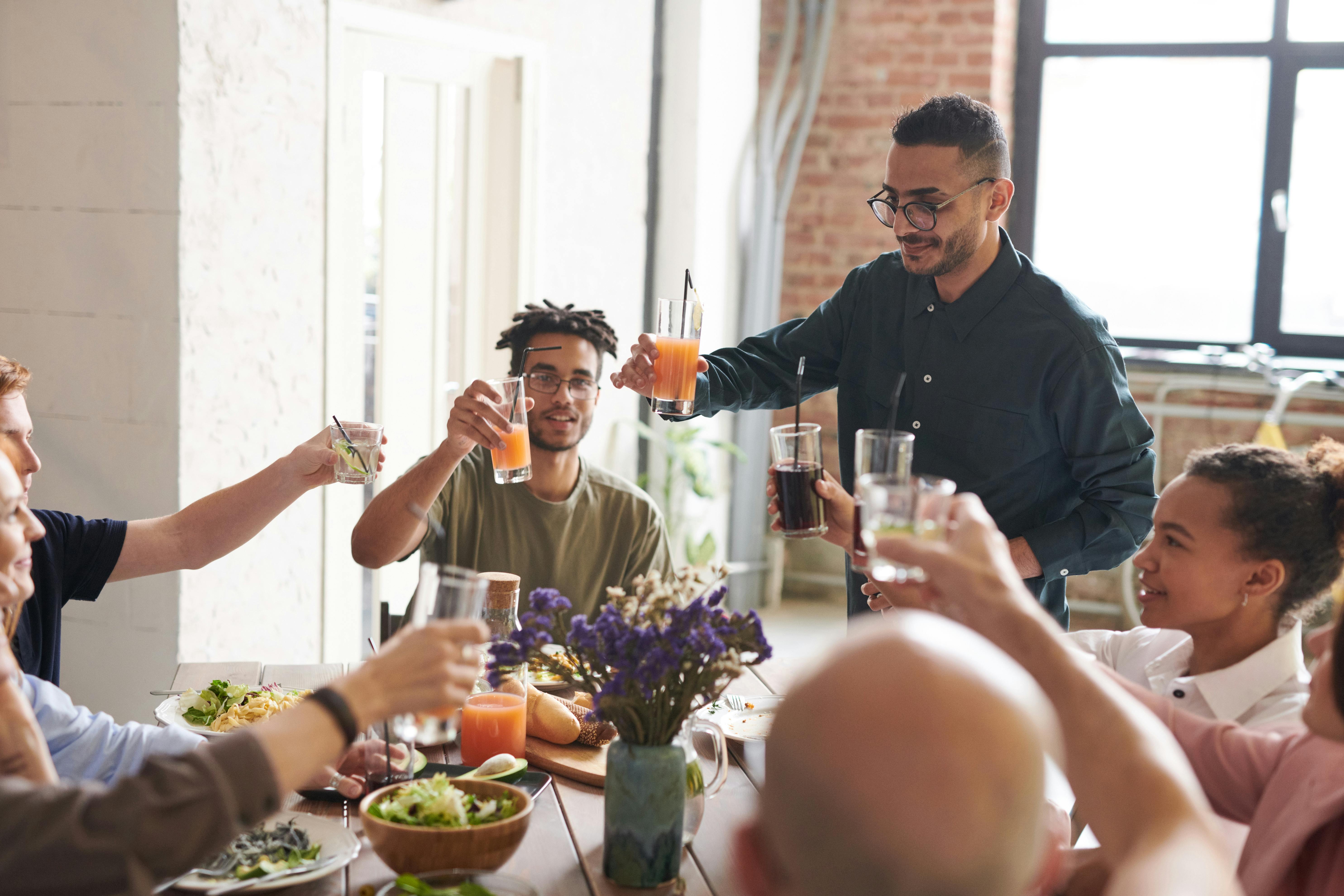 Menschen, die eine Dinnerparty genießen | Quelle: Pexels