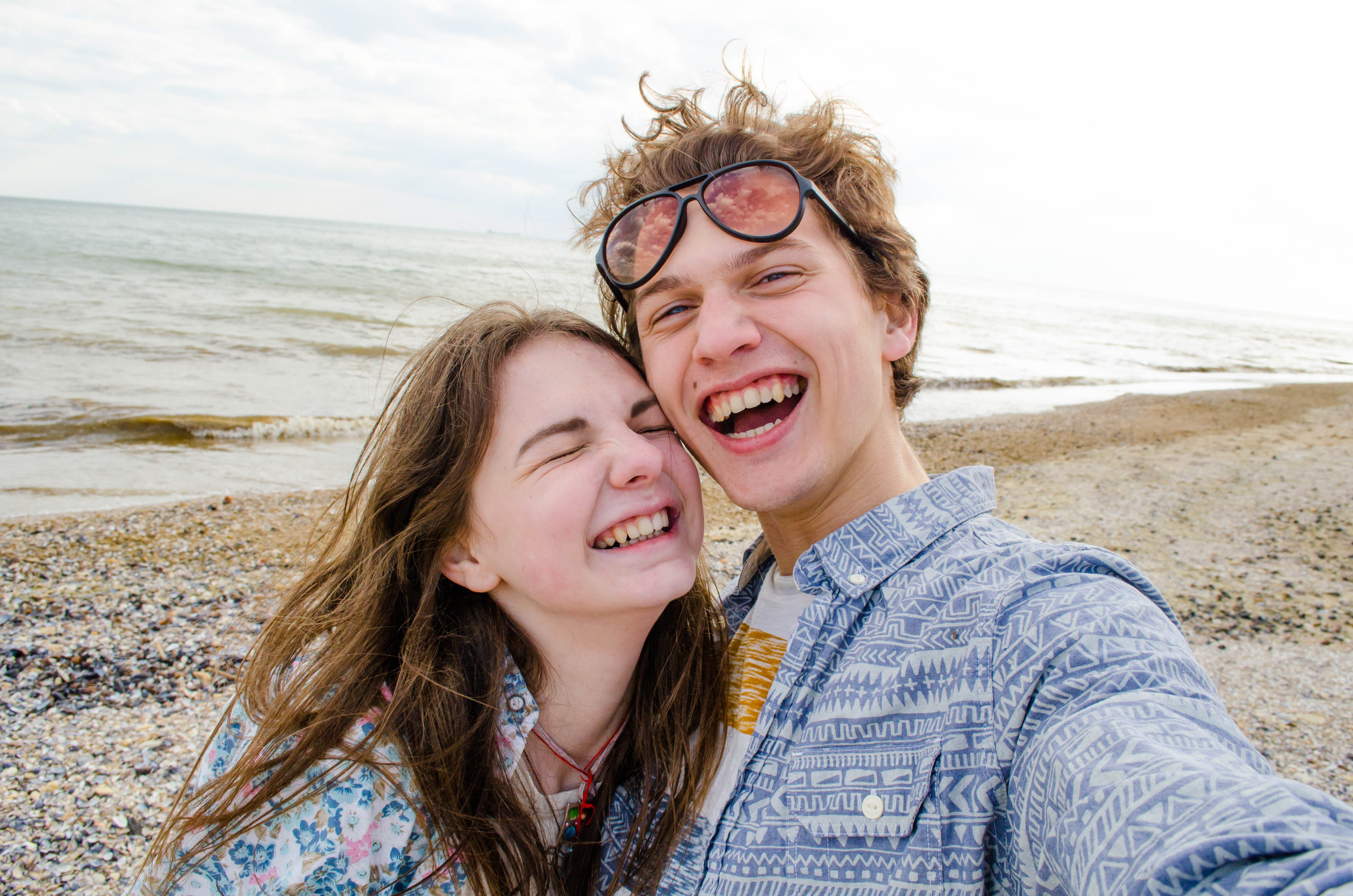 Ein junges Paar hat Spaß am Strand | Quelle: Shutterstock