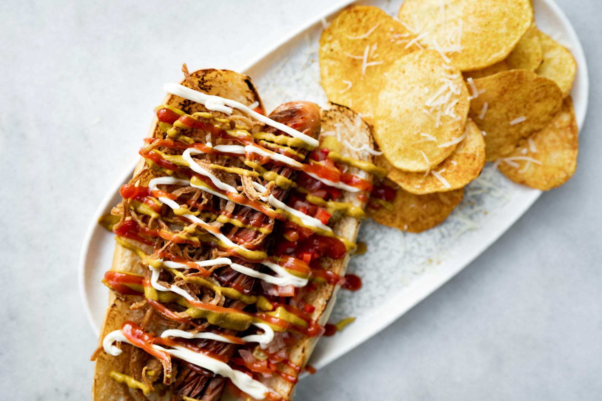 Ein Sandwich und Pommes | Quelle: Pexels