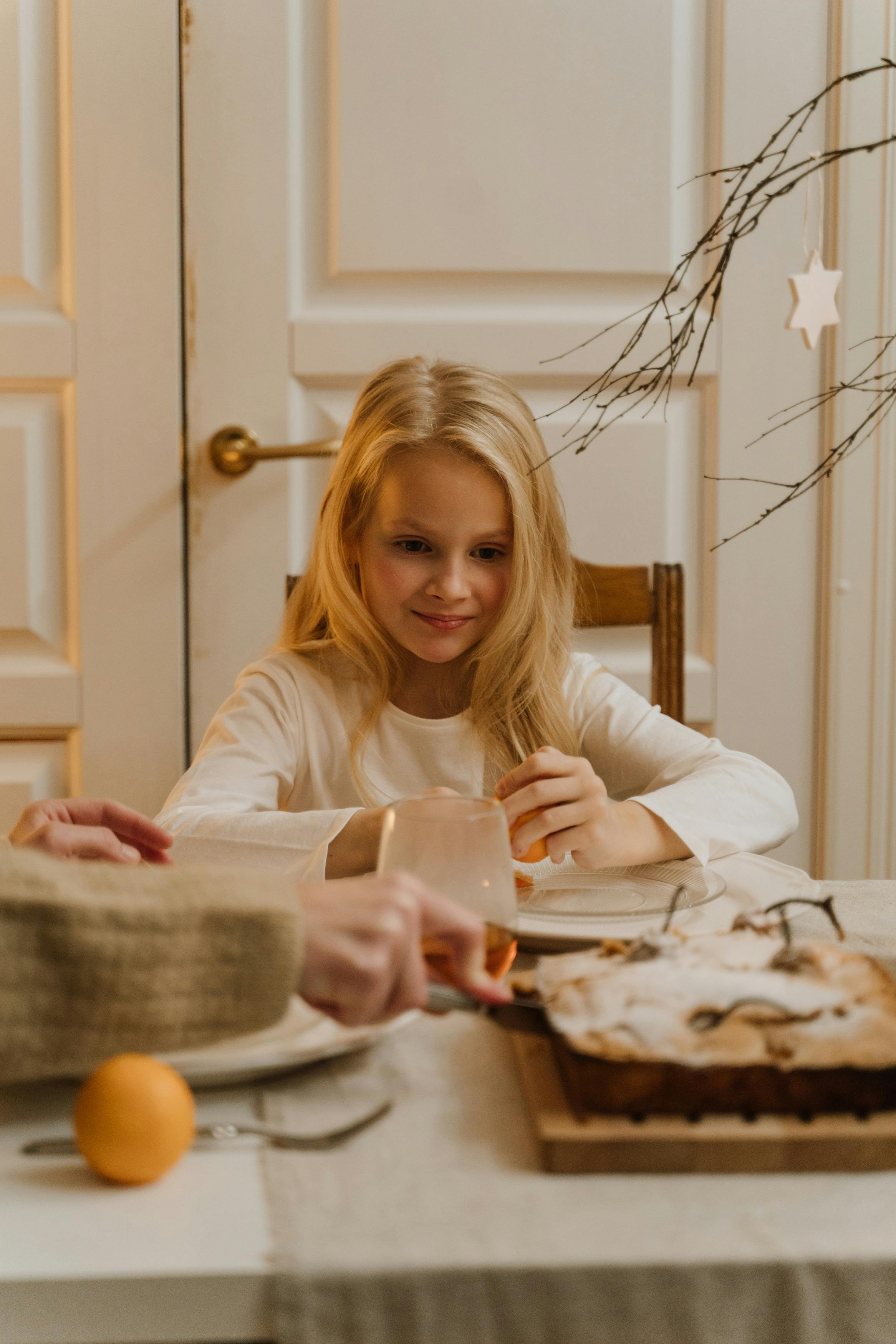 Ein kleines Mädchen beim Essen | Quelle: Shutterstock