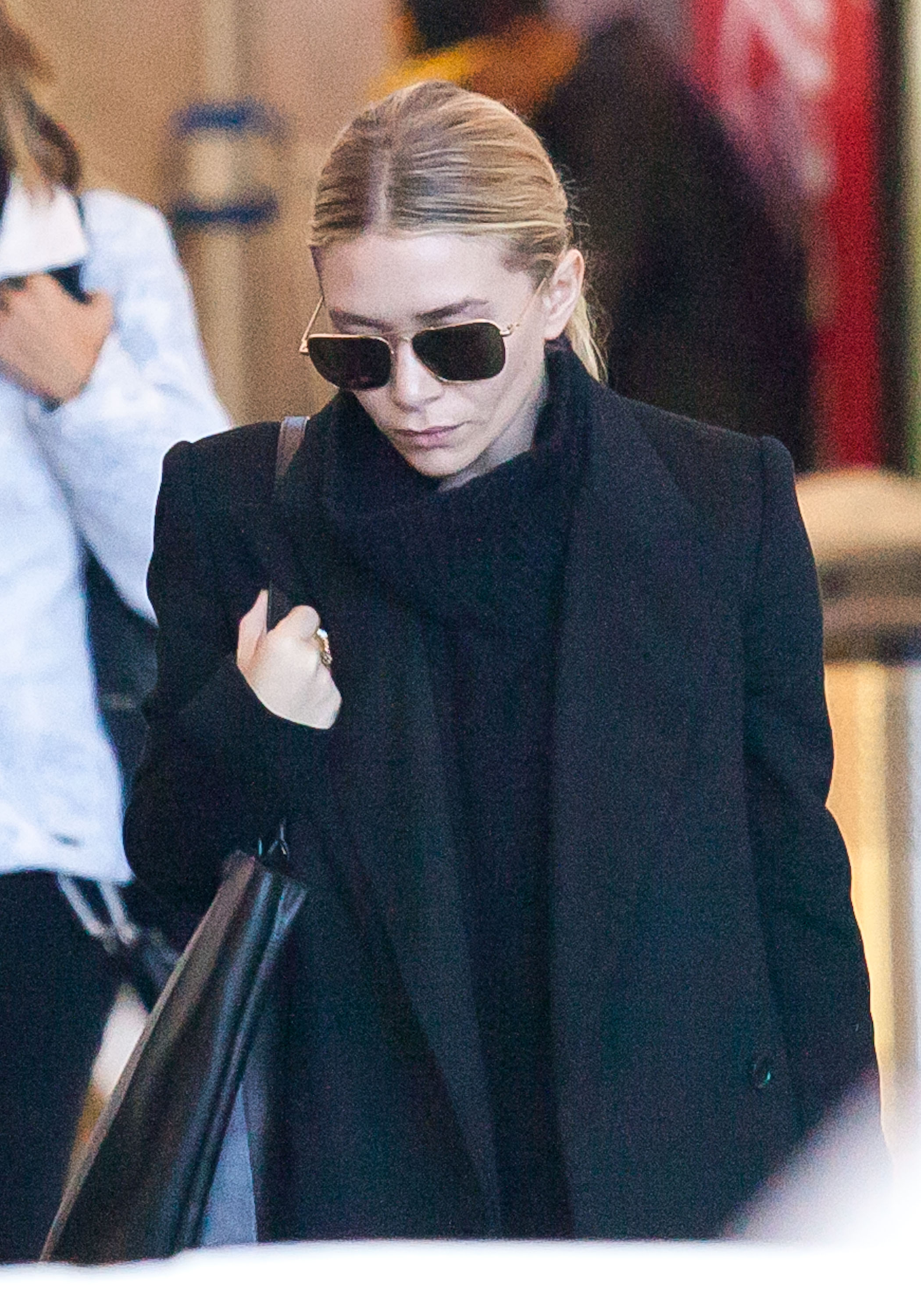 Ashley Olsen wird am LAX in Los Angeles gesichtet, 2013 | Quelle: Getty Images