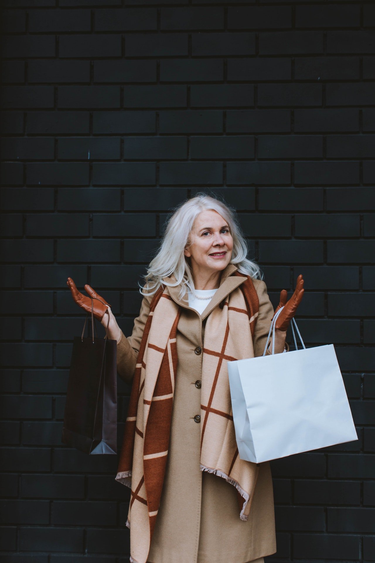Ältere Frau mit Einkaufstüten | Quelle: Pexels