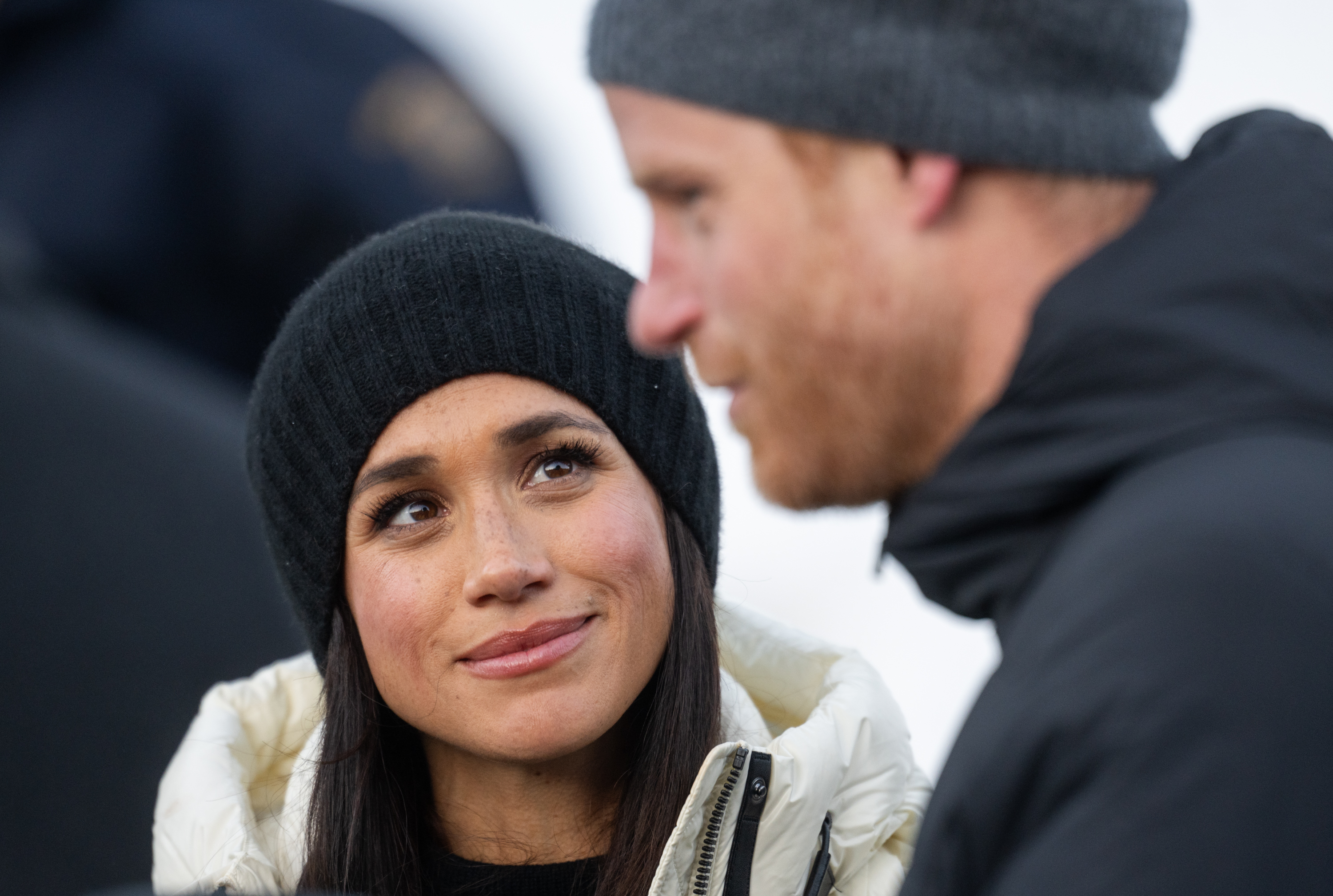 Meghan, Herzogin von Sussex, und Prinz Harry, Herzog von Sussex, besuchen das Skeleton-Finale am zweiten Tag der Invictus Games 2025 am 10. Februar 2025 in Whistler, British Columbia. | Quelle: Getty Images