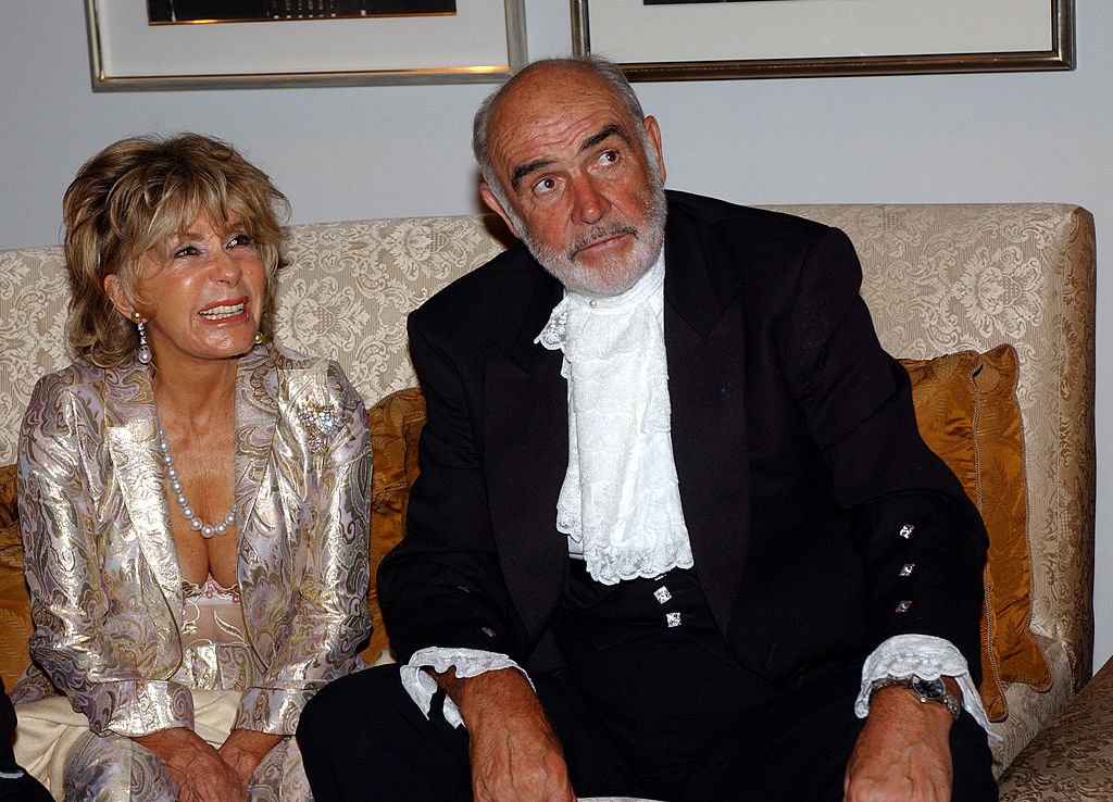 Sean Connery und seine Frau Micheline Roquebrune während der 75th Annual Academy Awards - Miramax After Party im St. Regis Hotel in Los Angeles, Kalifornien | Quelle:  Getty Images