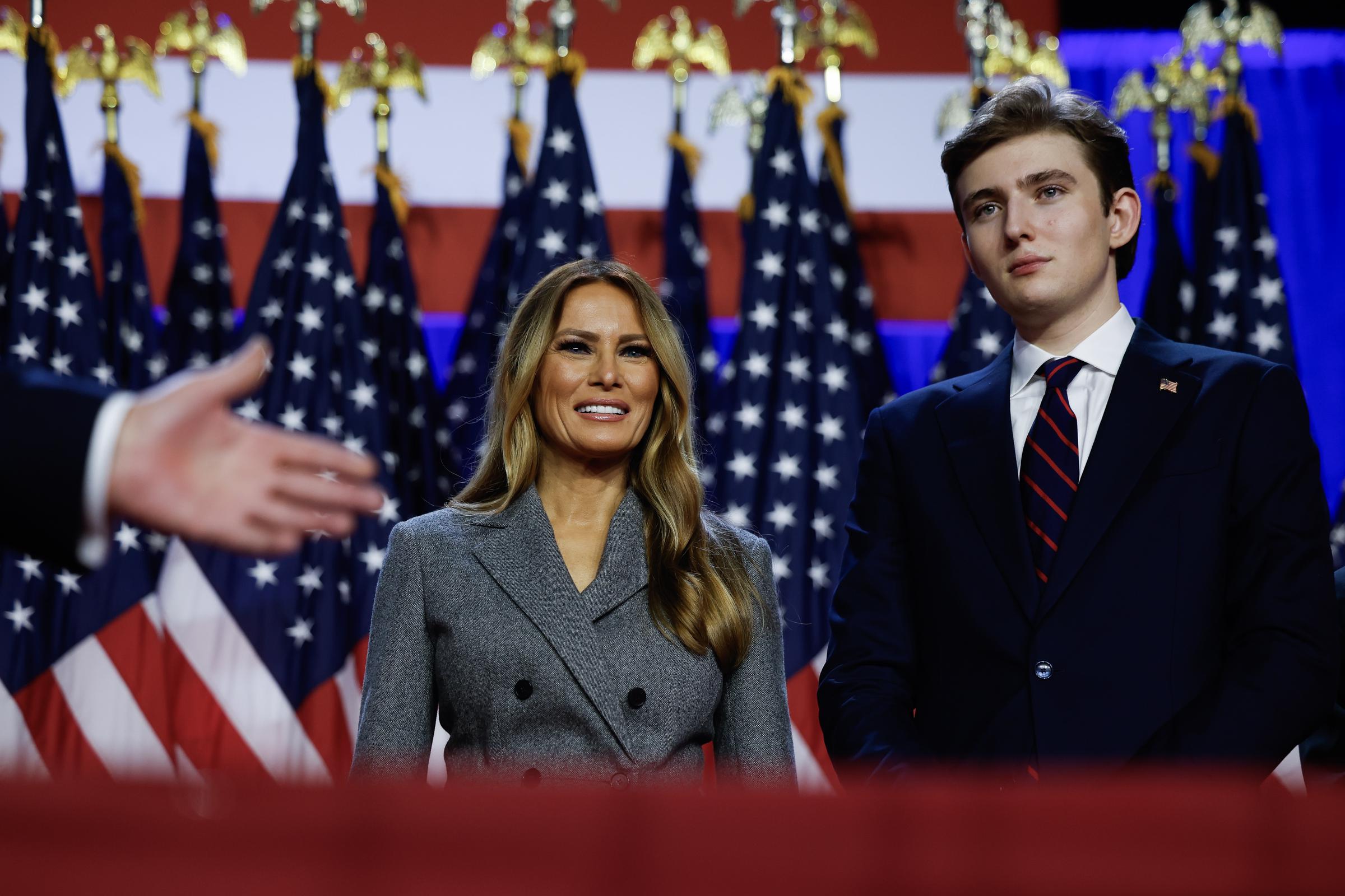 Melania und Barron Trump während einer Wahlnachtveranstaltung am 6. November 2024 in West Palm Beach, Florida. | Quelle: Getty Images