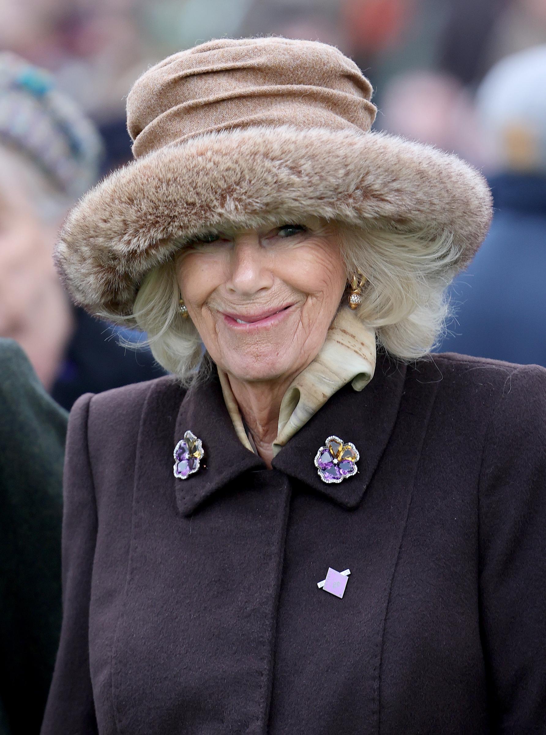 Königin Camilla kommt am Tag 2 des Cheltenham Festivals auf dem Cheltenham Racecourse am 12. März 2025 in London, England, an | Quelle: Getty Images