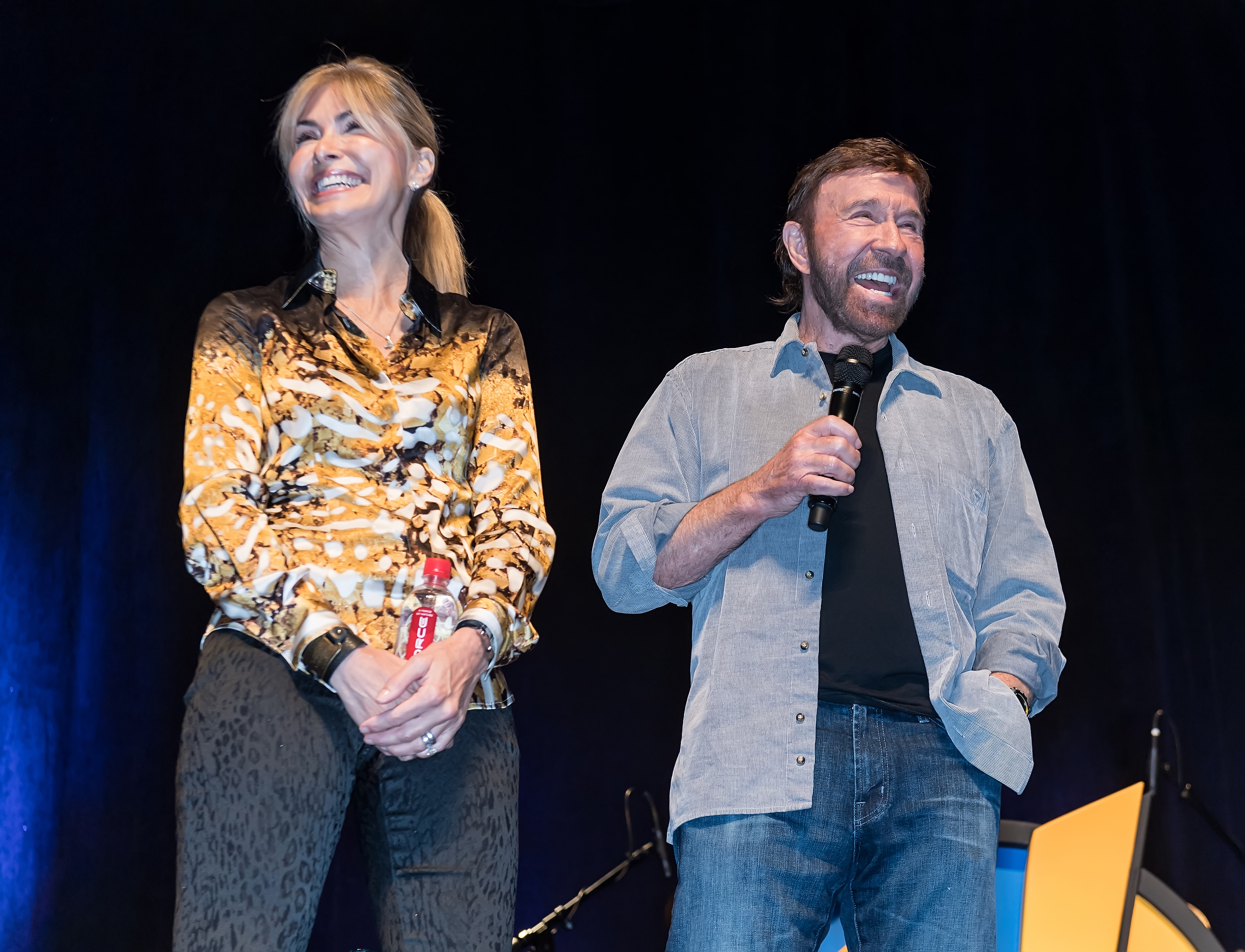 Gena O'Kelly und Chuck Norris während der Wizard World Comic Con Philadelphia 2017 im Pennsylvania Convention Center am 3. Juni. | Quelle: Getty Images