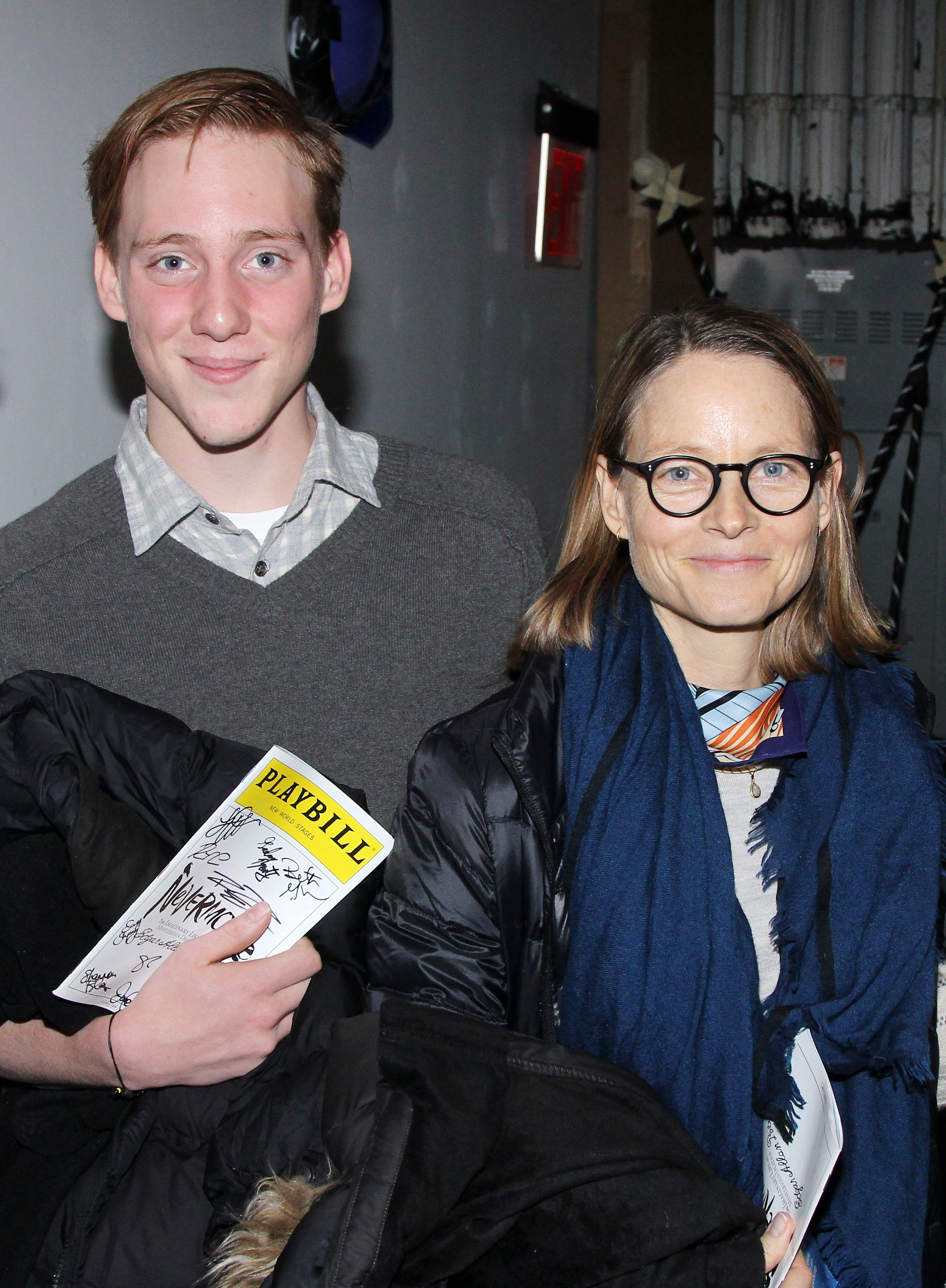 Charlie und Jodie Foster posieren hinter der Bühne des makabren Musicals "Nevermore: The Imaginary Life and Mysterious Death of Edgar Allan Poe" am 15. Februar 2015 in New York City | Quelle: Getty Images