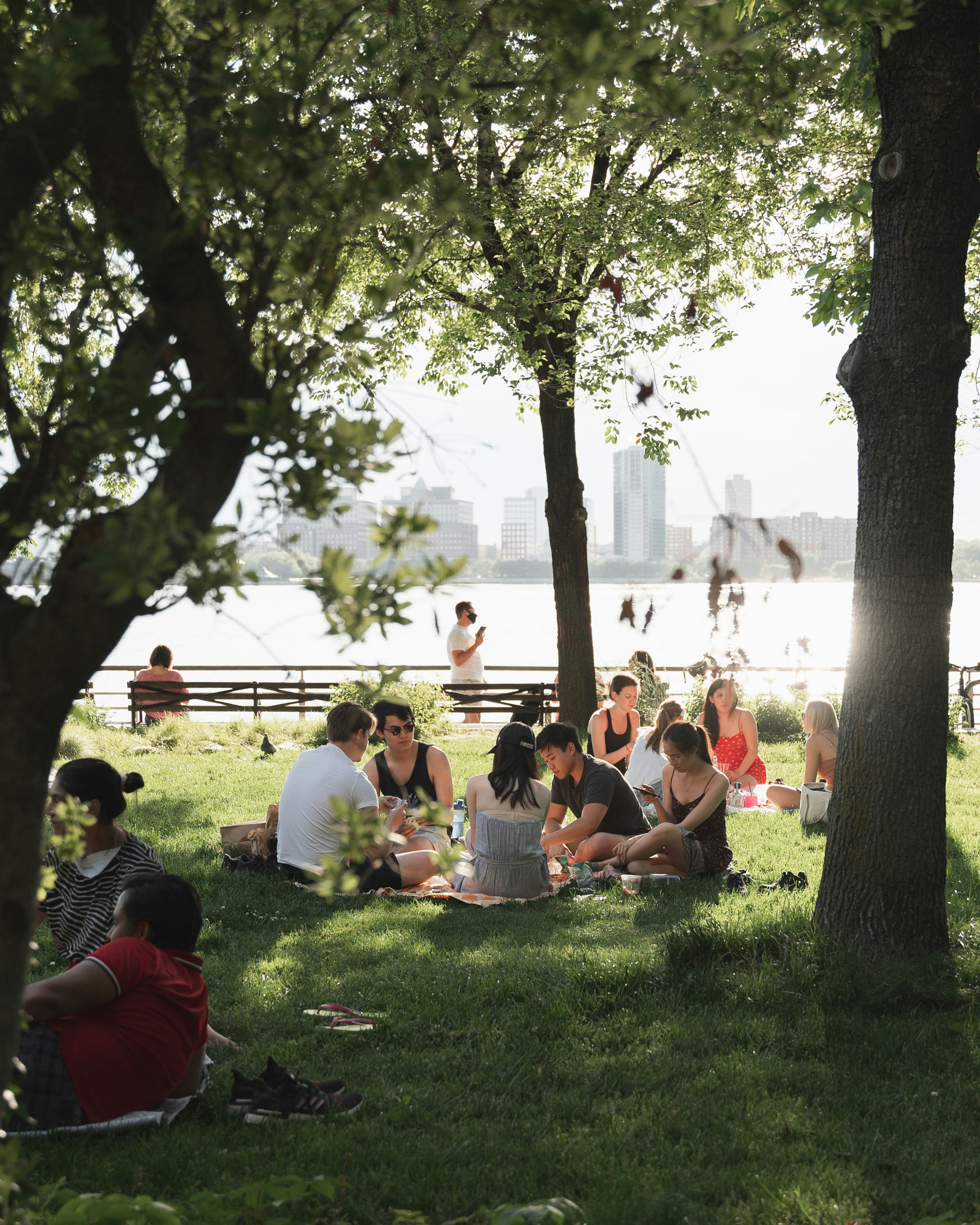 Menschen beim Picknick | Quelle: Unsplash