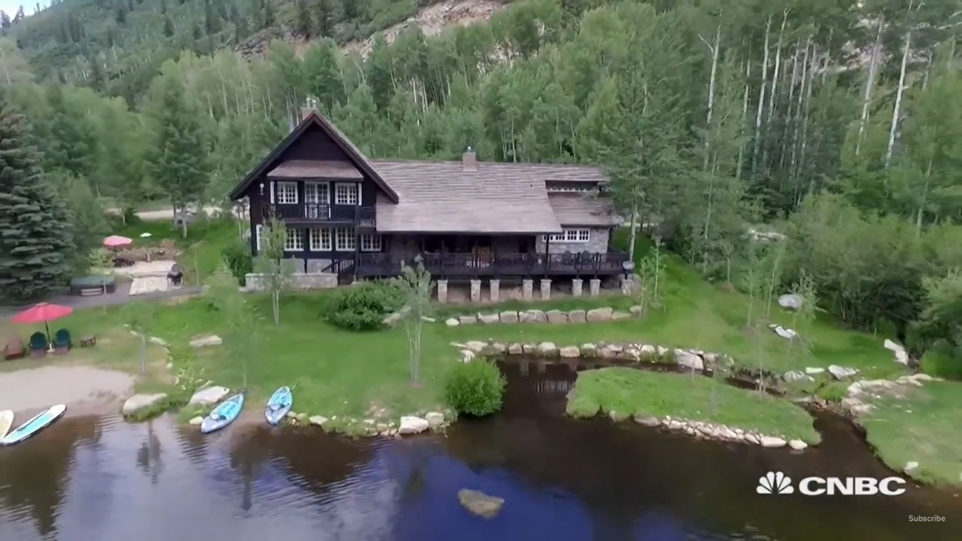 Ein Überblick über das Anwesen von Kevin Costner in Aspen, Colorado | Quelle: YouTube/CNBCMakeIt