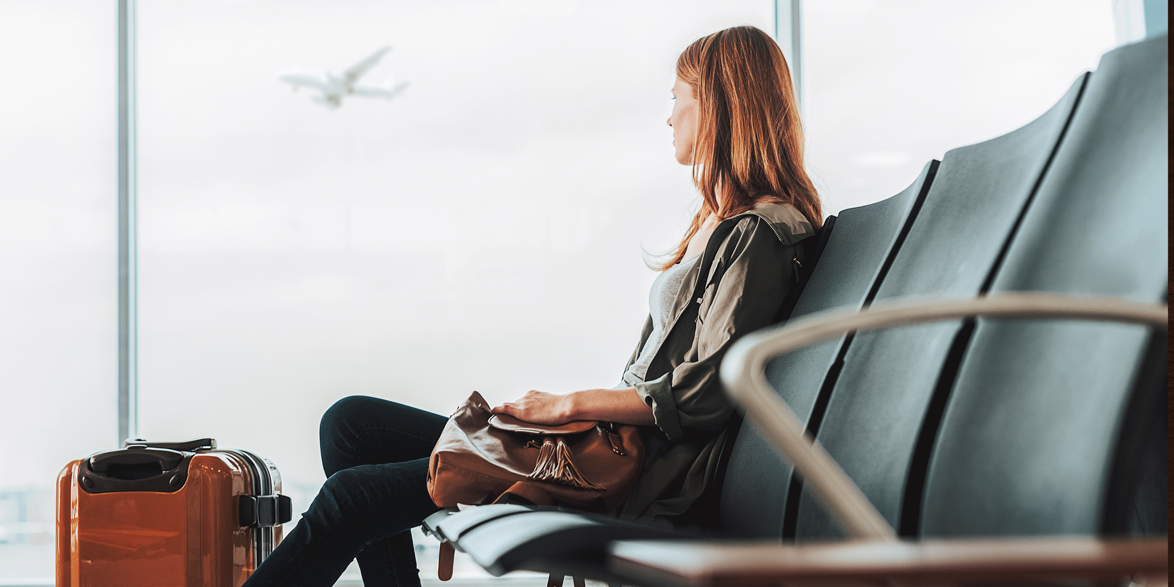 Eine Frau in einem Flughafen | Quelle: Shutterstock