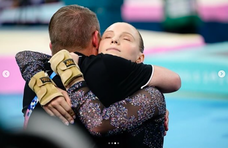 Jade Carey umarmt eine nicht identifizierte Person während der Olympischen Spiele in Paris, gepostet am 29. Juli 2024 | Quelle: Instagram/jadecarey