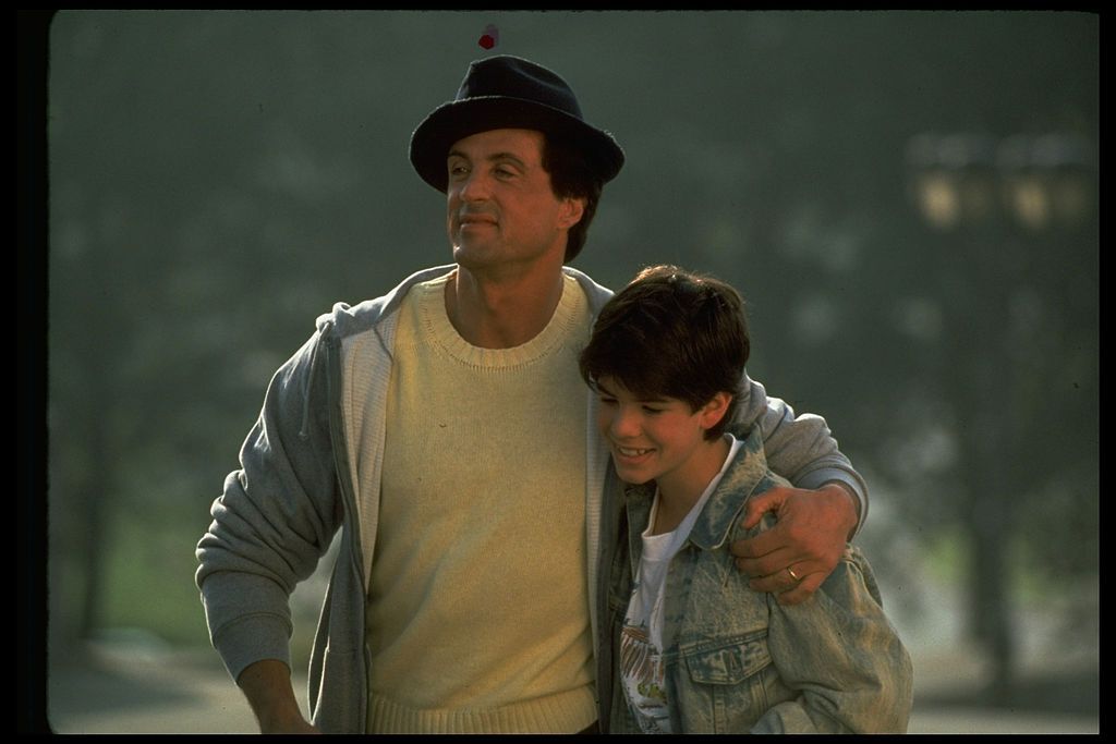 Schauspieler Sylvester Stallone mit einem Arm um seinen Sohn, Sage, in einer Szene aus Rocky V. | Foto von: NJohn Bryson/Getty Images