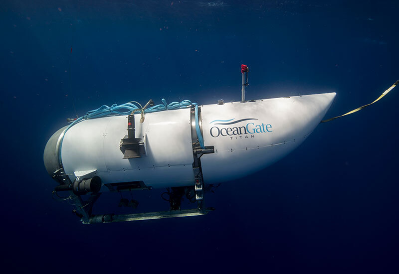 Das Touristen-Tauchboot von OceanGate beginnt auf dem Meer abzutauchen | Quelle: Getty Images