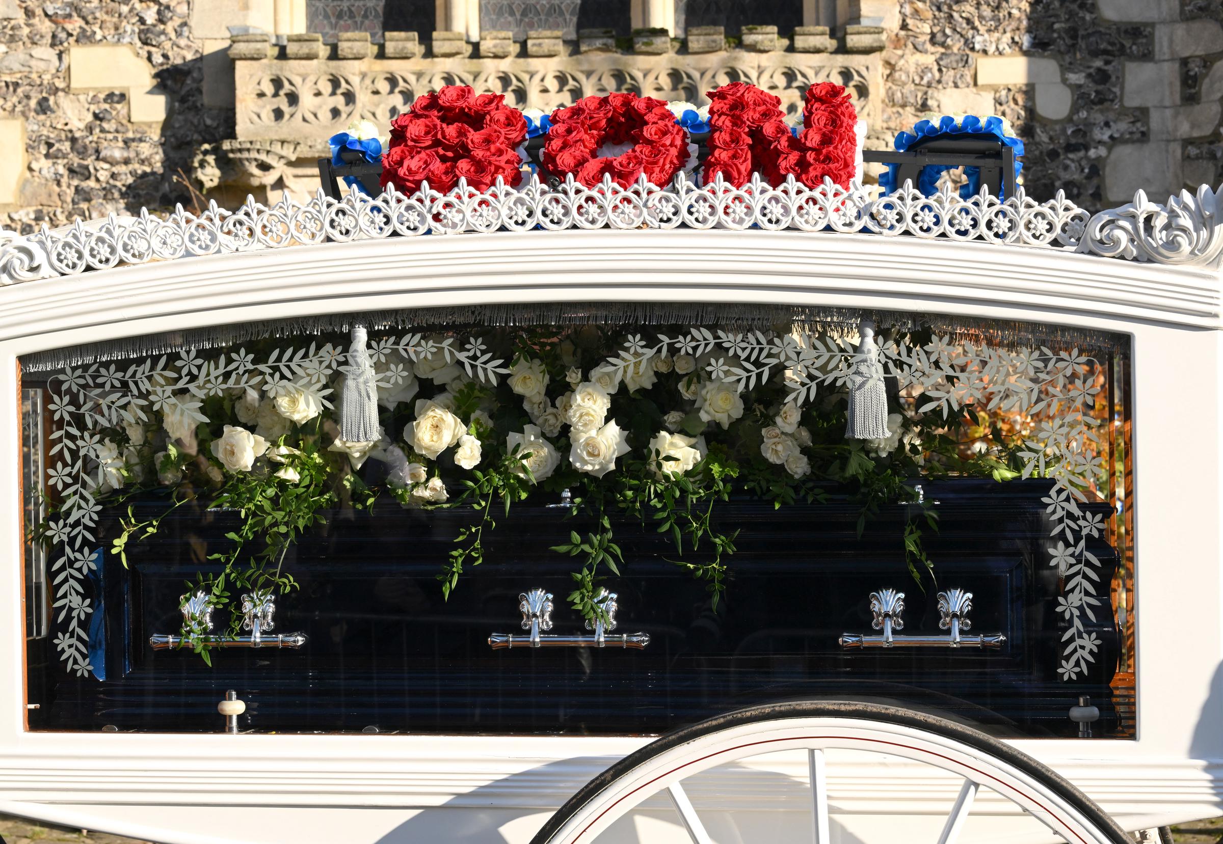 Ein Blumenschmuck am Leichenwagen, der das Wort "Son" buchstabiert, bei der Beerdigung von Liam Payne am 20. November 2024 in Amersham, England. | Quelle: Getty Images