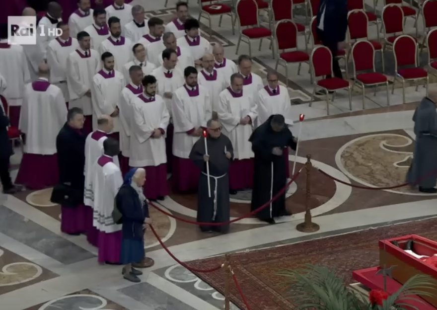 Schwester Genevieve, die zum Sarg von Papst Franziskus hinüberschaut. | Quelle: YouTube/Rai