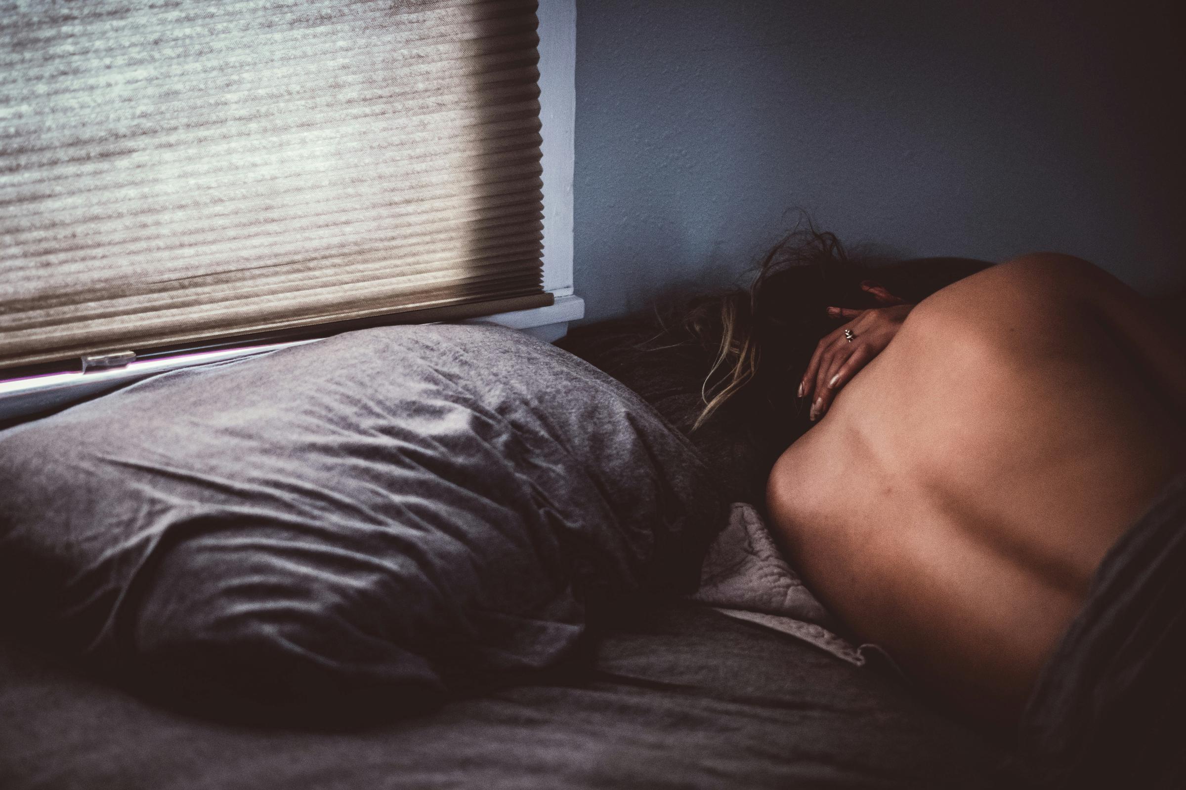 Eine traurige Frau in ihrer Wohnung | Quelle: Unsplash