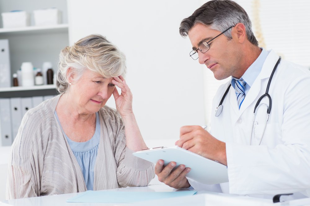 Patientin und Arzt | Quelle: Shutterstock