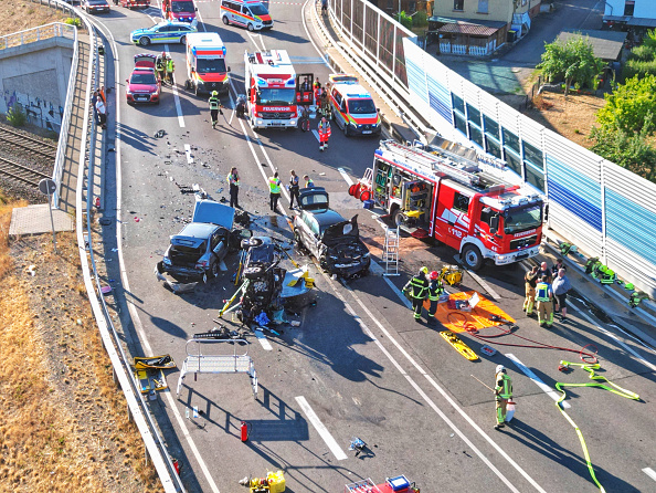 Einsatzkräfte an der Unfallstelle auf der B41 bei Hochstetten-Dhaun, 12. August 2026. | Quelle: Getty Images