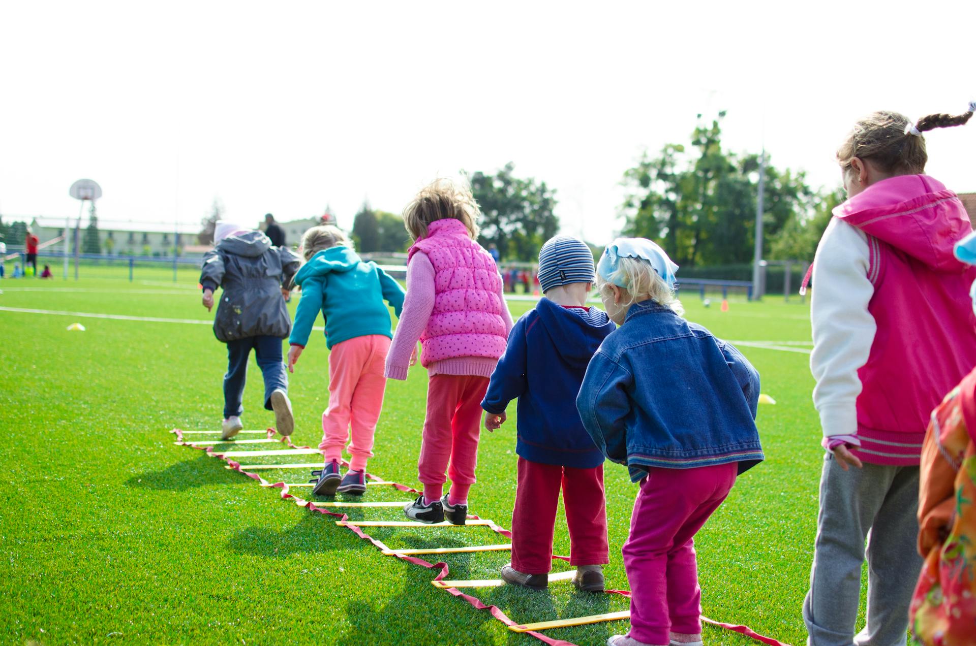 Fröhliche kleine Kinder, die miteinander spielen | Quelle: Pexels