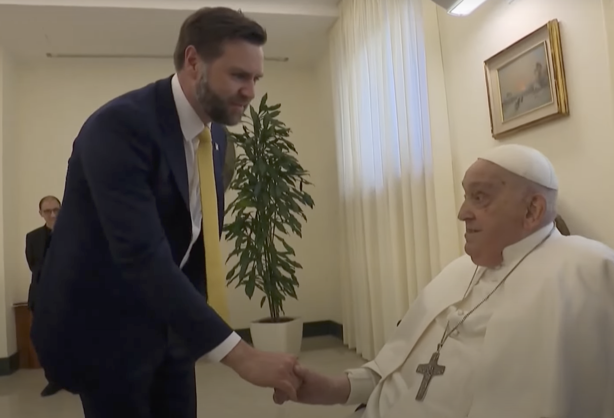 Ein Screenshot von JD Vance und Papst Franziskus, die sich gegenseitig begrüßen, aus einem Video vom 20. April 2025. | Quelle: YouTube/AFP Nachrichtenagentur