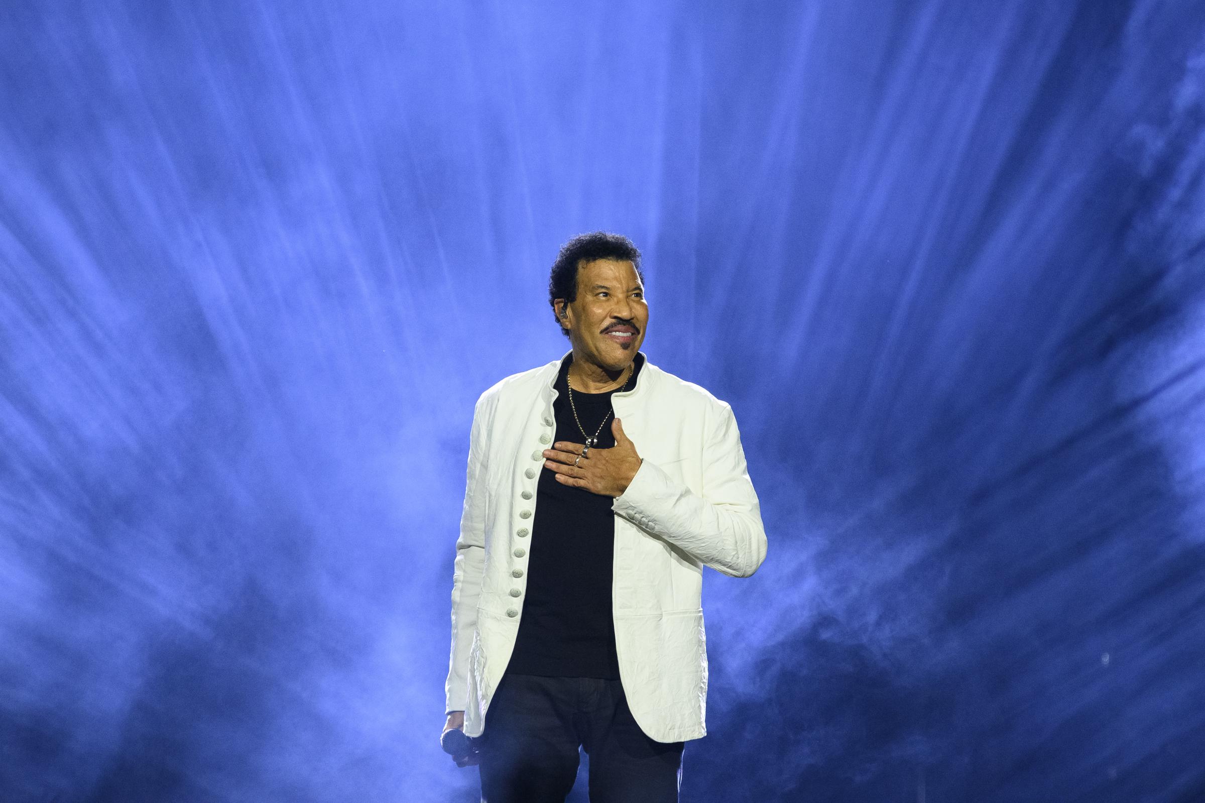 Lionel Richie tritt live auf der Bühne auf während seiner „Say Hello To The Hits“-Tour in der Accor Arena am 26. Juni 2025 in Paris, Frankreich | Quelle: Getty Images
