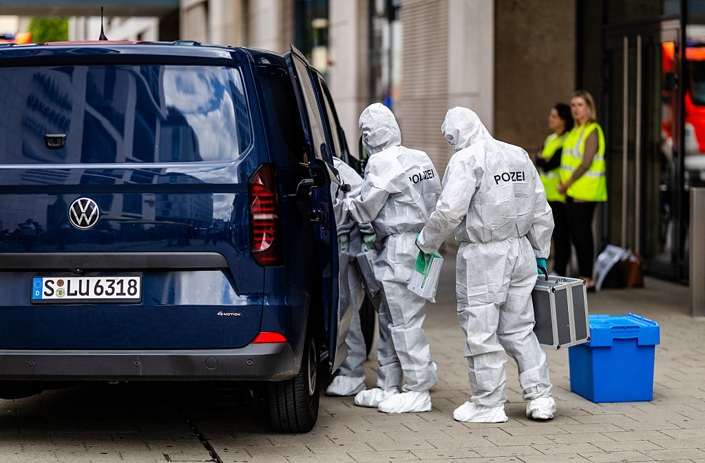 23. Juli 2026, Baden-Württemberg, Stuttgart: Im Rahmen eines großangelegten Polizeieinsatzes stehen Kriminaltechniker vor einem Einkaufszentrum in der Innenstadt. Im Inneren des Einkaufszentrums wurde eine Person schwer verletzt. | Quelle: Getty Images