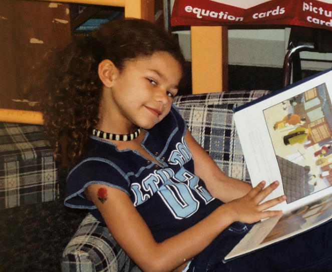 Leider war der Druck für ein Kind einfach zu groß. Auf diesem Foto, das am 2. September 2019 hochgeladen wurde, posiert sie auf einer Couch, während sie ein Kinderbuch liest. | Quelle: Instagram/zendaya