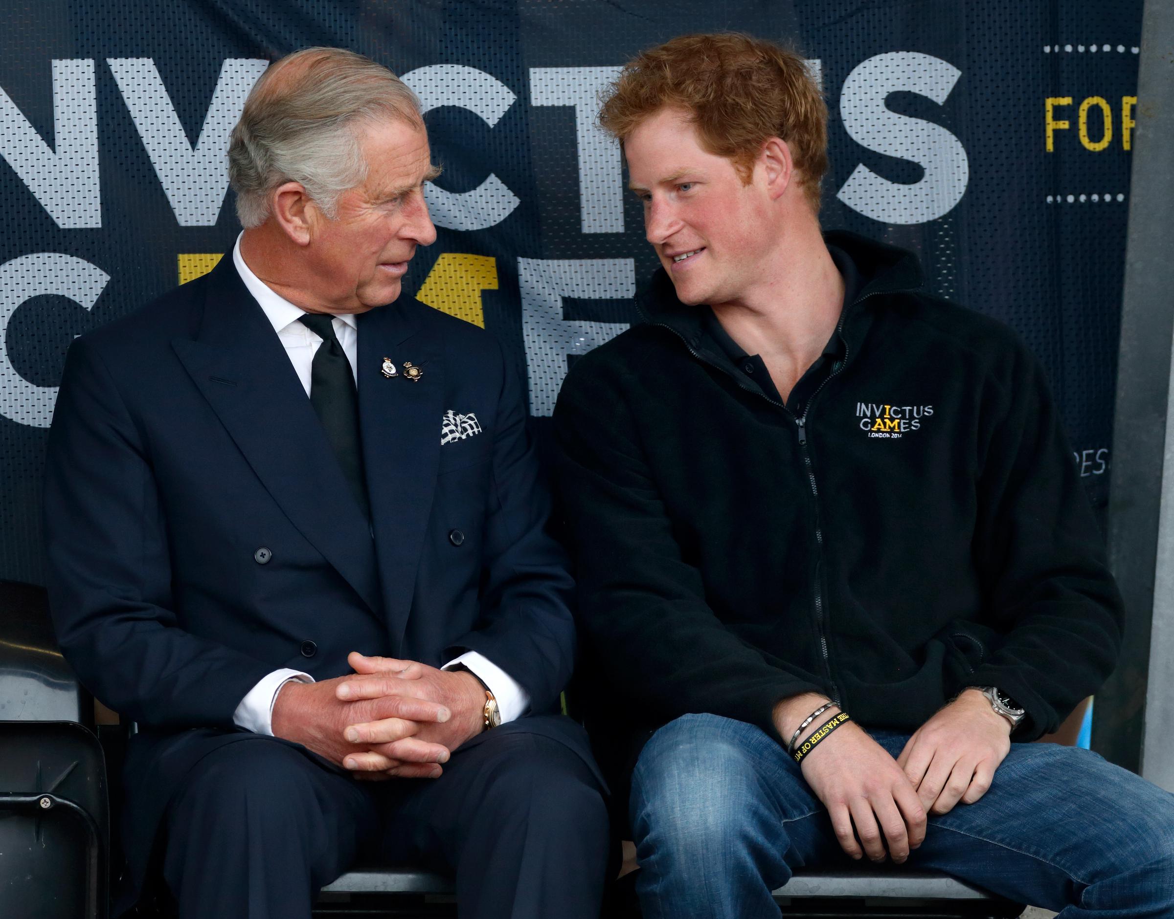 König Charles III. und Prinz Harry unterhalten sich bei den Invictus Games in London im Jahr 2014 – Jahre bevor Harry sich gemeinsam mit Meghan Markle aus dem königlichen Dienst zurückzog. | Quelle: Getty Images