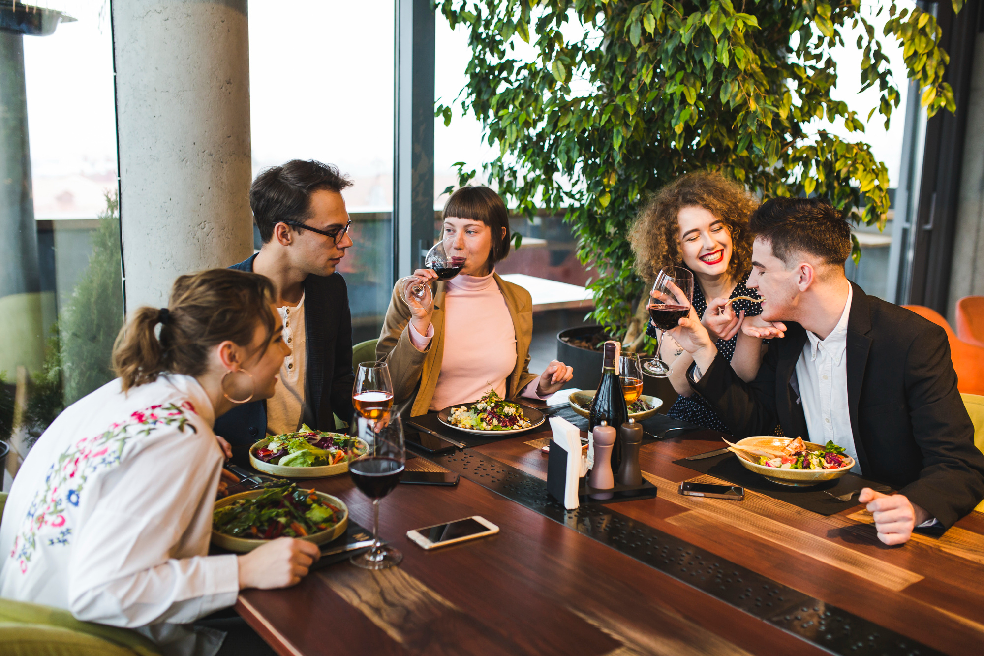 Eine Gruppe von Freunden beim Essen in einem Restaurant | Quelle: Freepik