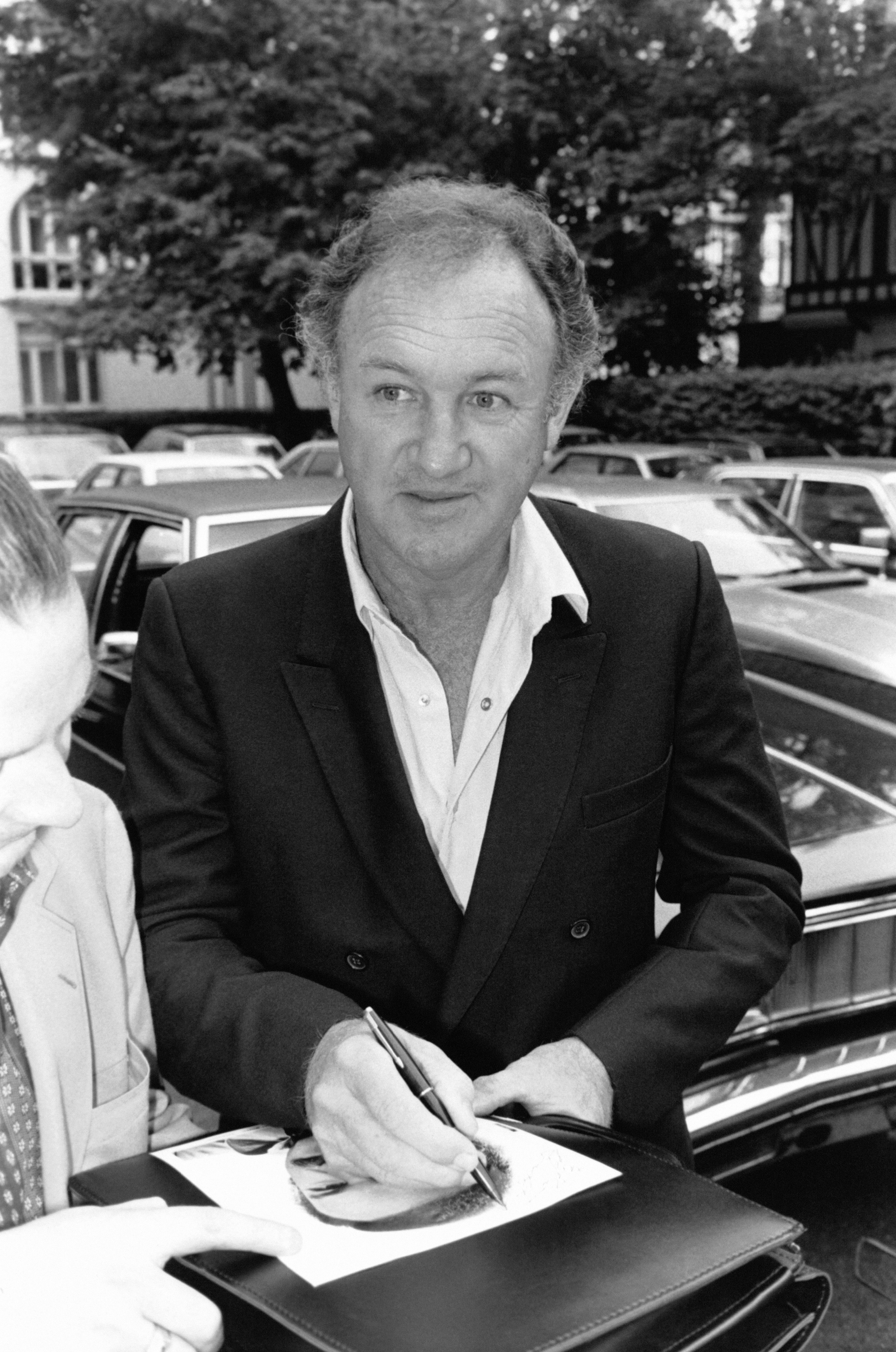 Gene Hackman gibt am 9. Oktober 1981 während eines Filmfestivals ein Autogramm. | Quelle: Getty Images