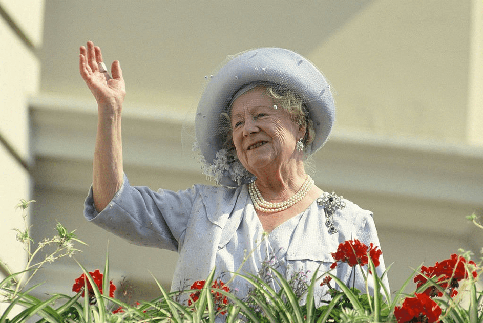 Die Mutter der Königin winkt während der Feier anlässlich ihres 90. Geburtstags am 4. August 4, 1990. | Quelle: Getty Images