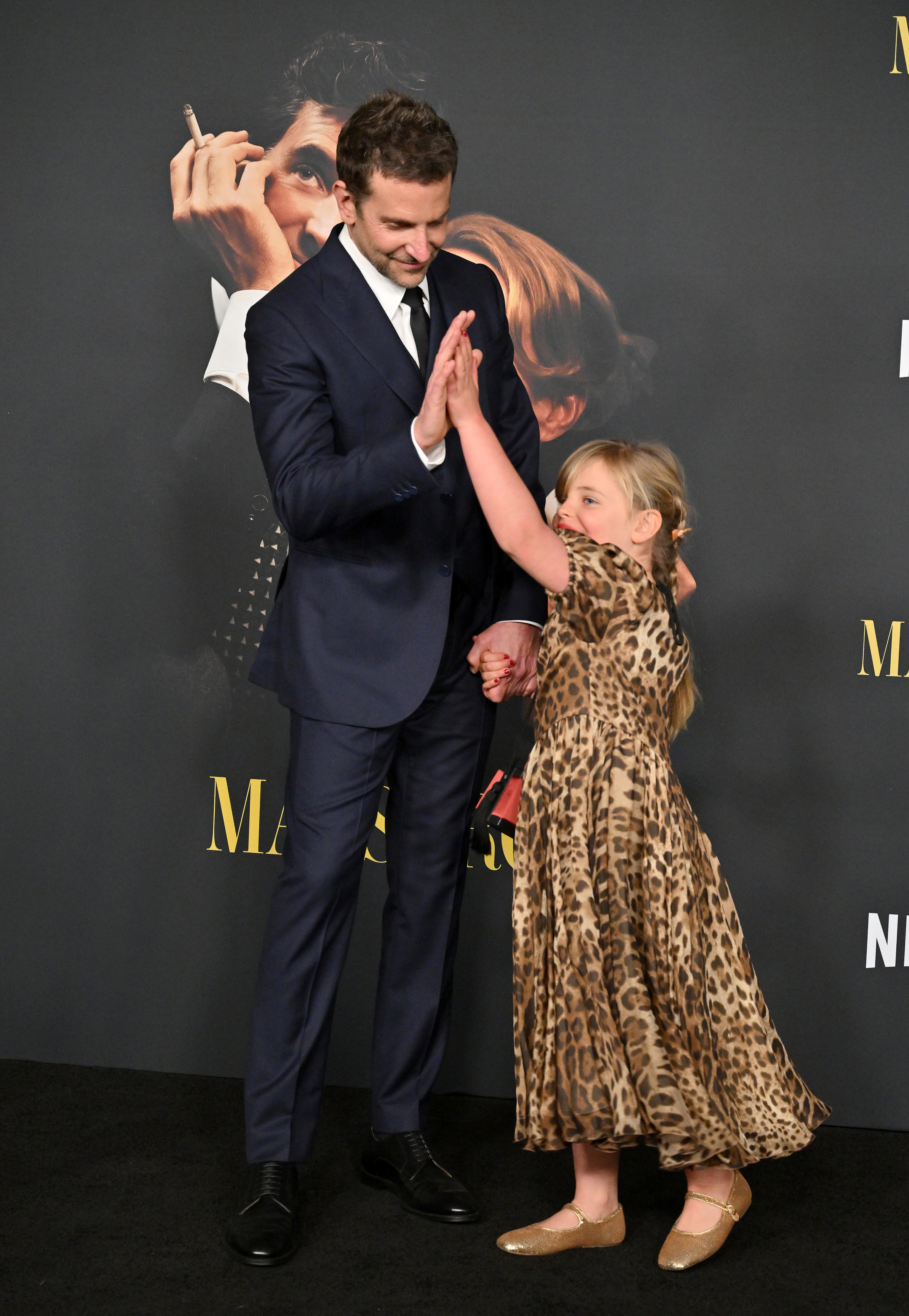 Bradley Cooper und Lea De Seine Shayk Cooper bei der Premiere von "Maestro" in Los Angeles, Kalifornien am 12. Dezember 2023. | Quelle: Getty Images