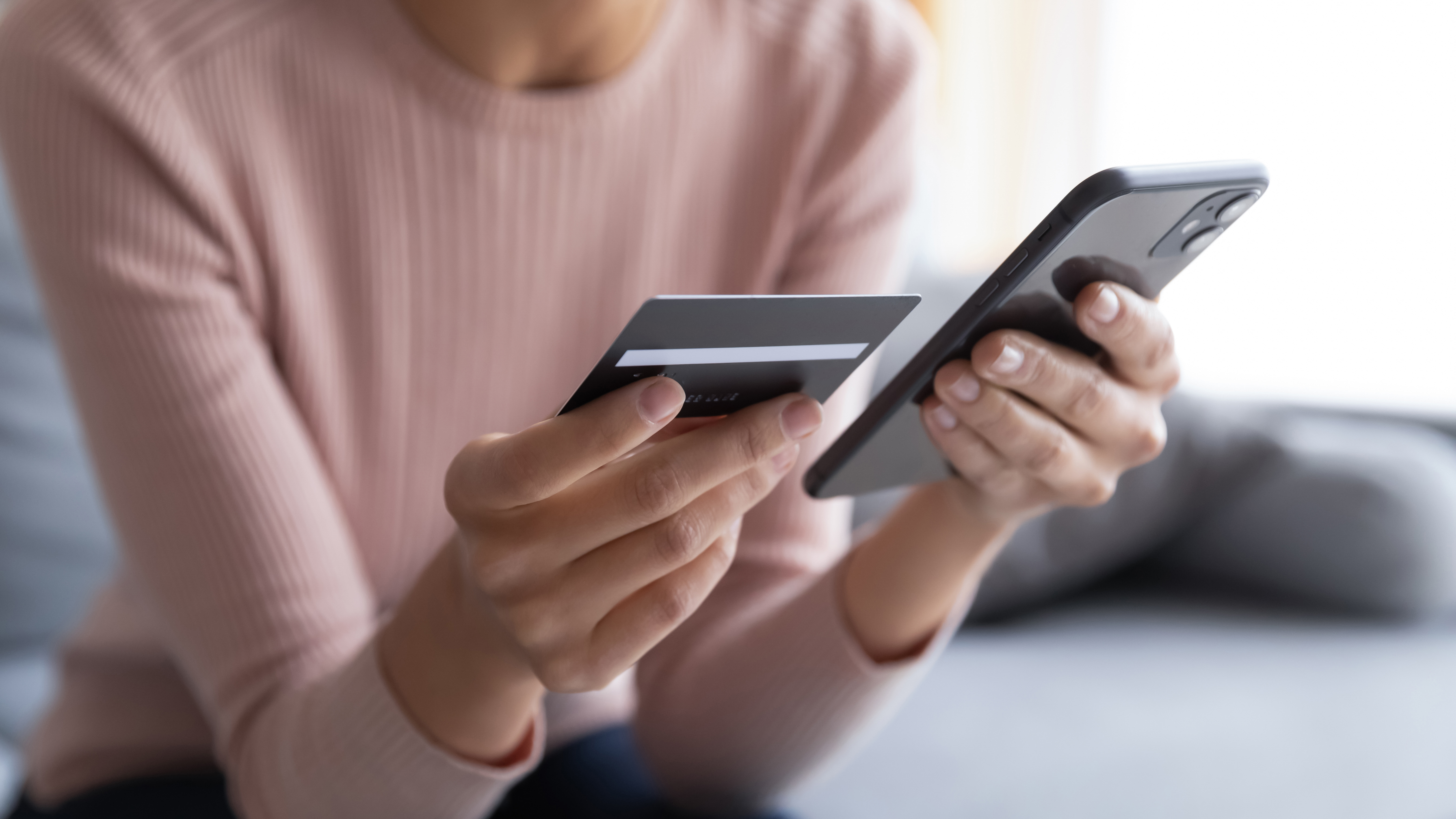 Eine Frau, die eine Online-Transaktion durchführt | Quelle: Shutterstock