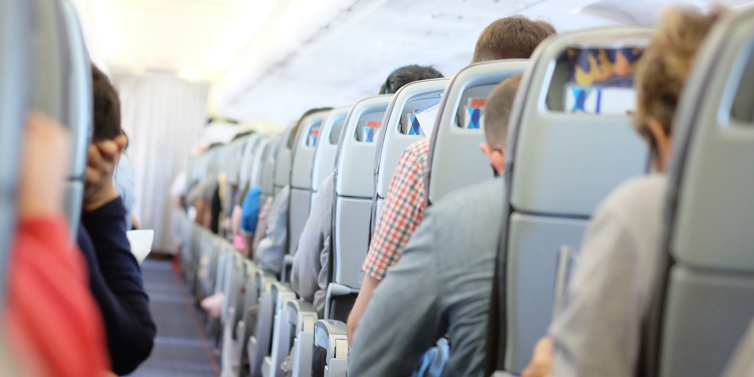 Passagiere in einem Flugzeug | Quelle: Shutterstock
