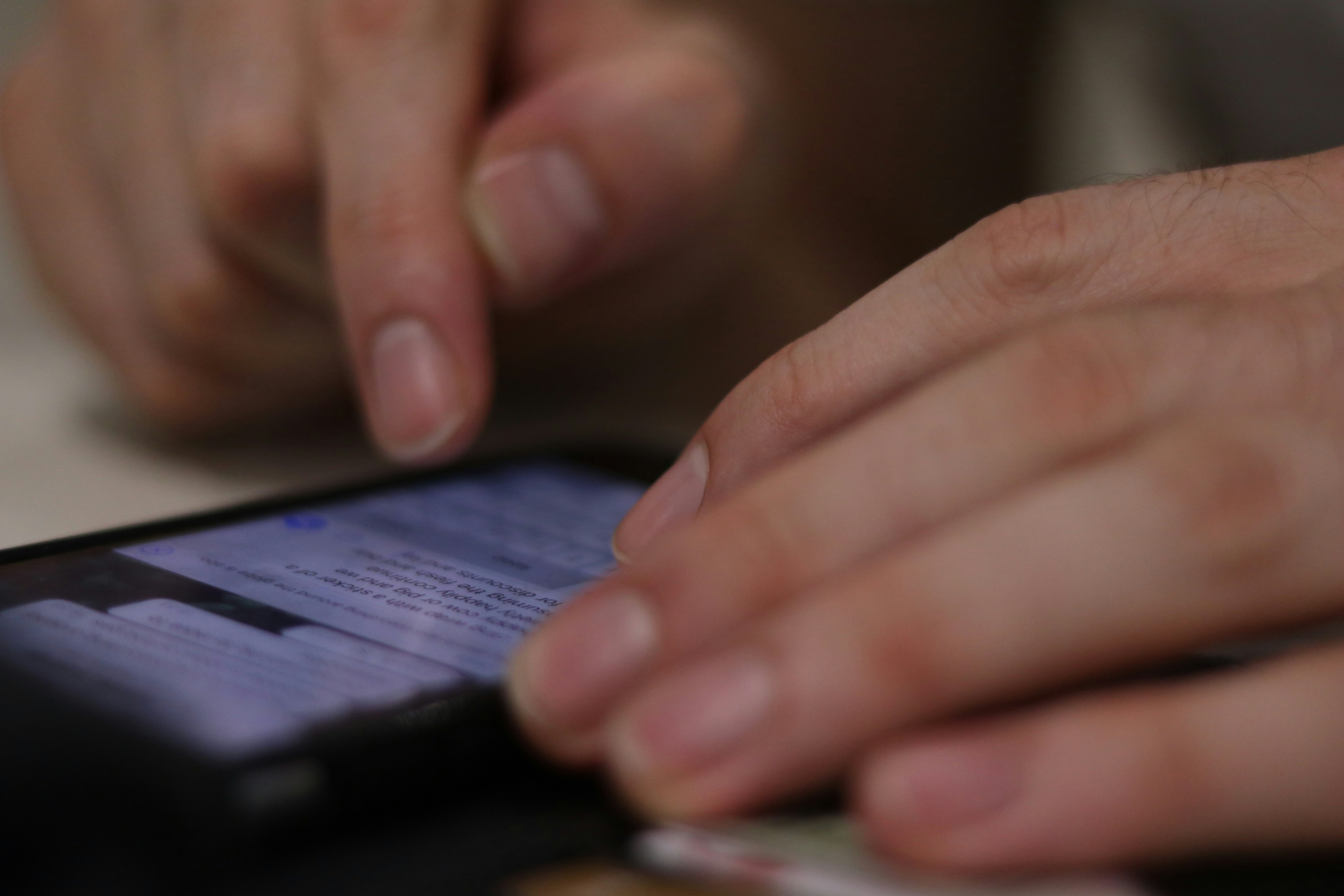 Eine Person, die ein Mobiltelefon benutzt | Quelle: Unsplash