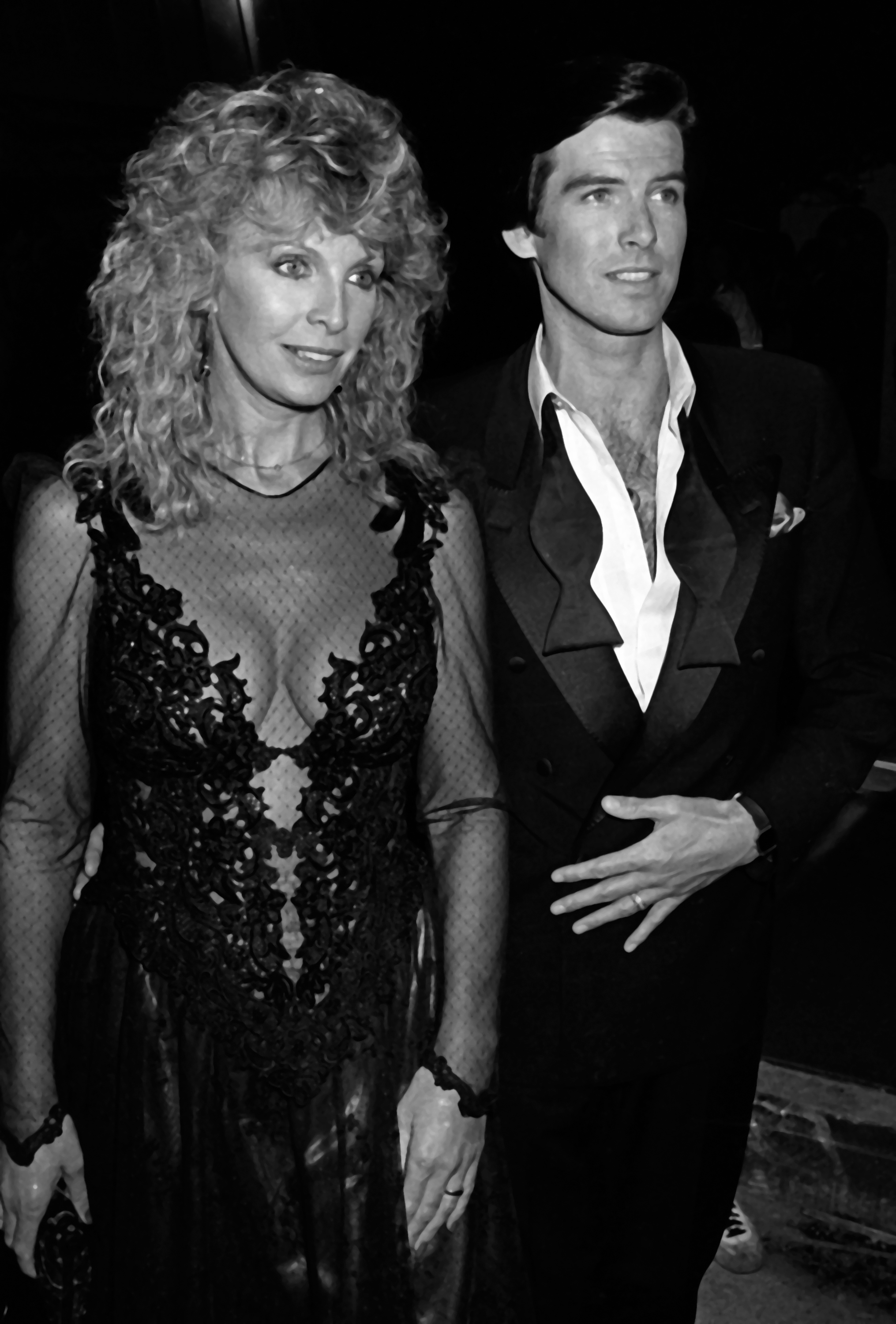 Pierce Brosnan und Cassandra Harris auf der Afterparty der 10th Annual People's Choice Awards am 15. März 1984 in Los Angeles, Kalifornien. | Quelle: Getty Images